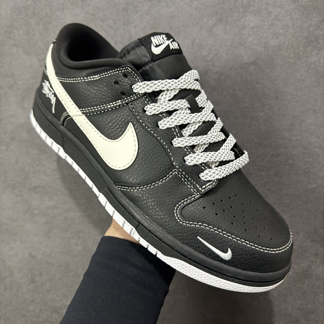 图片[3]-【定制版】SB Dunk Low 街头潮魂炸场！这双Stussy斯图西联名Dunk直接封神！经典SB Dunk Low黑武士鞋型搭配奶白勾子撞色，瞬间解锁高阶街头感，鞋身Stussy手写体标识+金属吊坠拉满细节质感，专属编号敲定稀缺属性。头层牛皮材质兼顾脚感与耐穿度，小众定制款彻底告别撞款，不管是滑板出街还是潮圈收藏，都是硬核玩家的必入款！ 货号：MN1688-111 尺码：36 36.5 37.5 38 38.5 39 40 40.5 41 42 42.5 43 44 44.5 45-选品中心