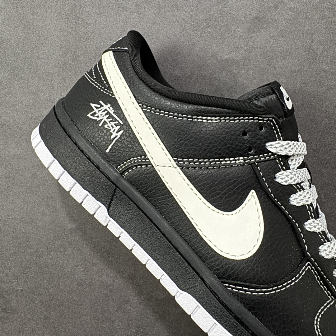 图片[6]-【定制版】SB Dunk Low 街头潮魂炸场！这双Stussy斯图西联名Dunk直接封神！经典SB Dunk Low黑武士鞋型搭配奶白勾子撞色，瞬间解锁高阶街头感，鞋身Stussy手写体标识+金属吊坠拉满细节质感，专属编号敲定稀缺属性。头层牛皮材质兼顾脚感与耐穿度，小众定制款彻底告别撞款，不管是滑板出街还是潮圈收藏，都是硬核玩家的必入款！ 货号：MN1688-111 尺码：36 36.5 37.5 38 38.5 39 40 40.5 41 42 42.5 43 44 44.5 45-选品中心