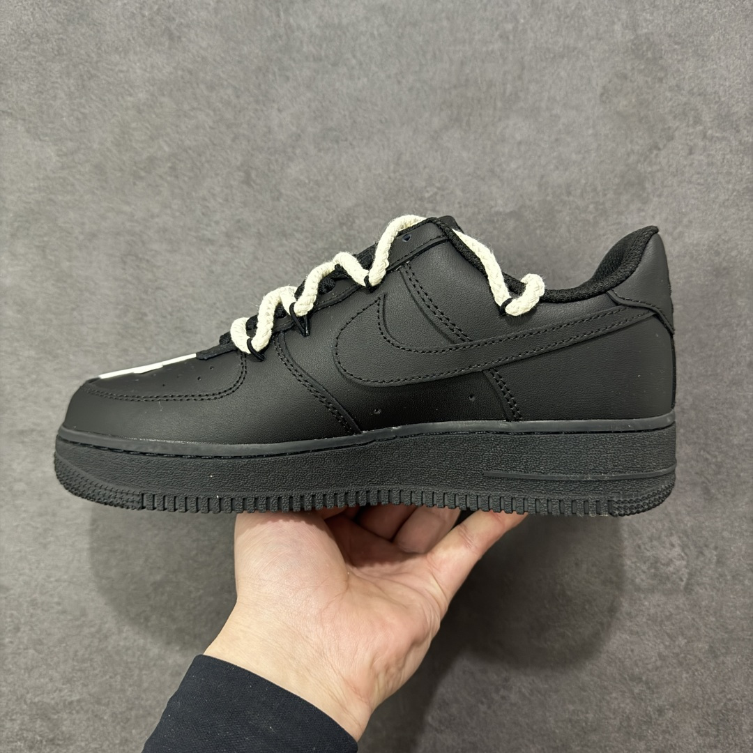图片[2]-【定制版】“黑耀十字”✨订制空军一号板鞋 该定制版球鞋选用原鞋款为Nike Air Force 1\’07空军一号，鞋身通体为黑色哑光质感，搭配多处Chrome Hearts标志性的白色十字皮标，是整双鞋的视觉核心，极具辨识度。搭配粗款米白色麻绳鞋带，增加了复古与街头感；鞋舌处还加入克罗心风格的金属挂饰，进一步强化联名定制的细节质感。 货号：CW2288-111 尺码： 36 36.5 37.5 38 38.5 39 40 40.5 41 42 42.5 43 44 44.5 45 编码：HXSA310320-选品中心