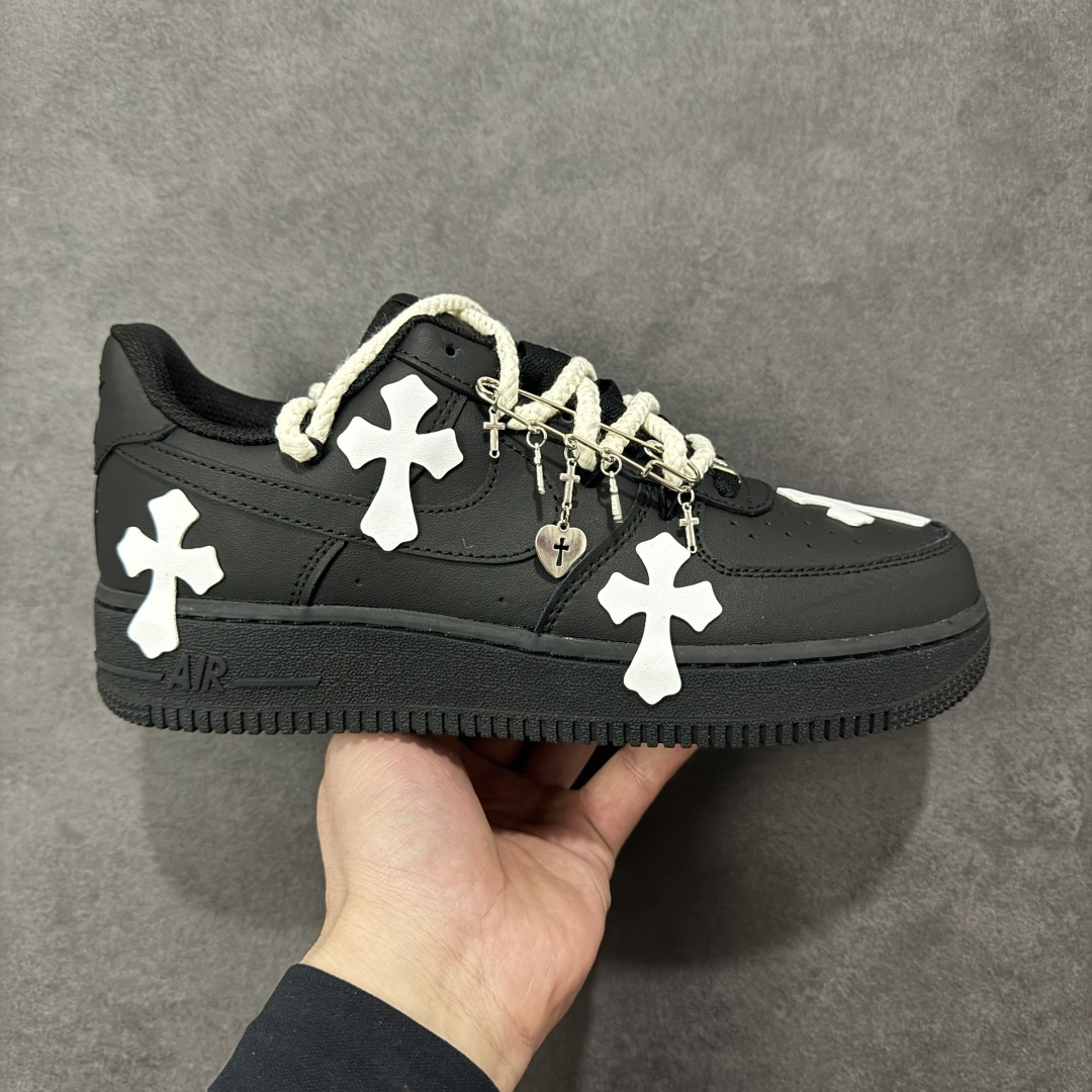 【定制版】“黑耀十字”✨订制空军一号板鞋 该定制版球鞋选用原鞋款为Nike Air Force 1\’07空军一号，鞋身通体为黑色哑光质感，搭配多处Chrome Hearts标志性的白色十字皮标，是整双鞋的视觉核心，极具辨识度。搭配粗款米白色麻绳鞋带，增加了复古与街头感；鞋舌处还加入克罗心风格的金属挂饰，进一步强化联名定制的细节质感。 货号：CW2288-111 尺码： 36 36.5 37.5 38 38.5 39 40 40.5 41 42 42.5 43 44 44.5 45 编码：HXSA310320-选品中心
