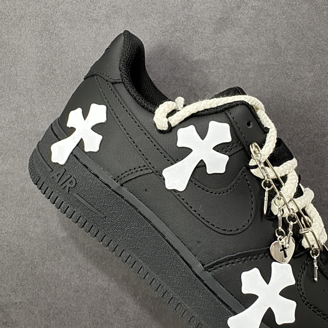 图片[6]-【定制版】“黑耀十字”✨订制空军一号板鞋 该定制版球鞋选用原鞋款为Nike Air Force 1\’07空军一号，鞋身通体为黑色哑光质感，搭配多处Chrome Hearts标志性的白色十字皮标，是整双鞋的视觉核心，极具辨识度。搭配粗款米白色麻绳鞋带，增加了复古与街头感；鞋舌处还加入克罗心风格的金属挂饰，进一步强化联名定制的细节质感。 货号：CW2288-111 尺码： 36 36.5 37.5 38 38.5 39 40 40.5 41 42 42.5 43 44 44.5 45 编码：HXSA310320-选品中心