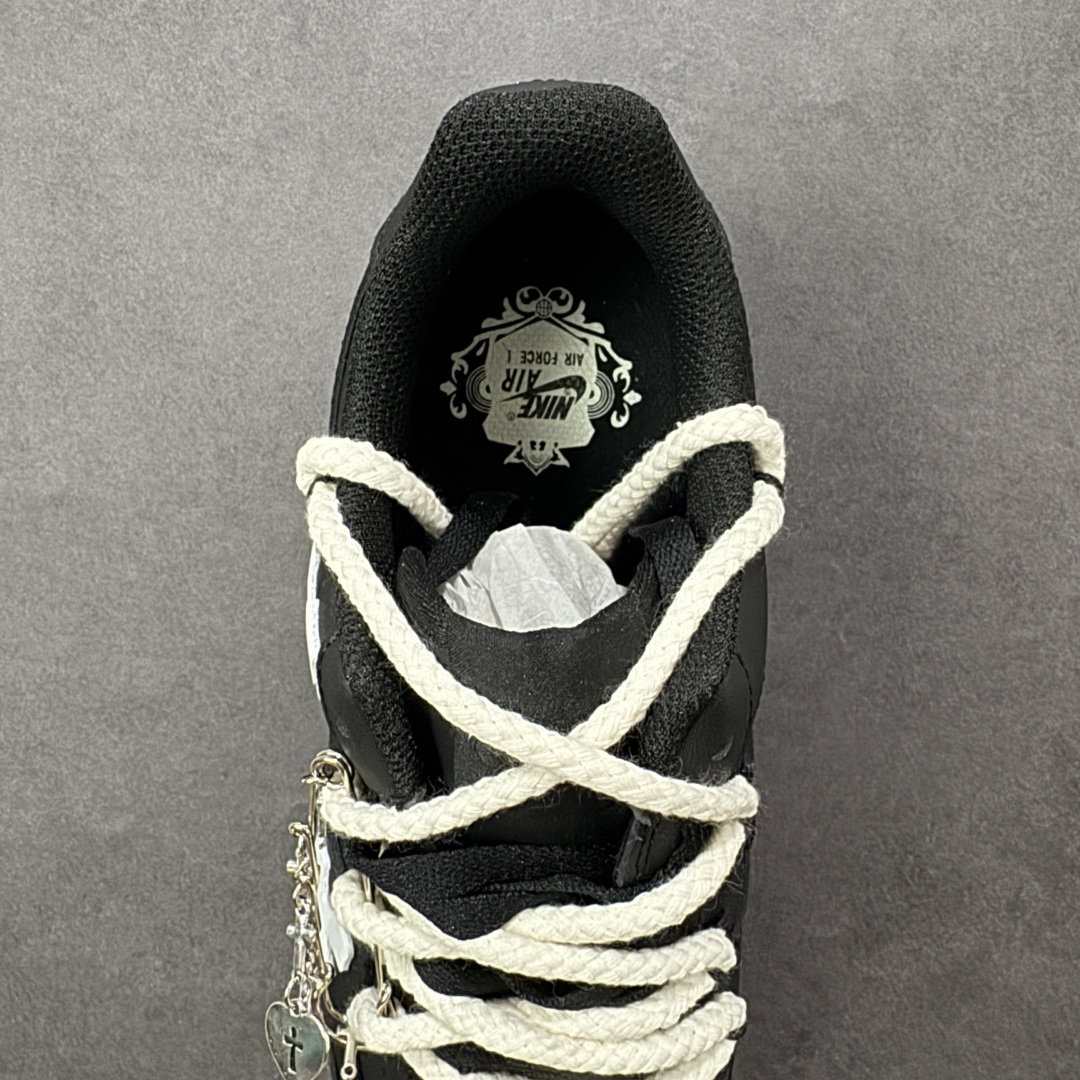图片[7]-【定制版】“黑耀十字”✨订制空军一号板鞋 该定制版球鞋选用原鞋款为Nike Air Force 1\’07空军一号，鞋身通体为黑色哑光质感，搭配多处Chrome Hearts标志性的白色十字皮标，是整双鞋的视觉核心，极具辨识度。搭配粗款米白色麻绳鞋带，增加了复古与街头感；鞋舌处还加入克罗心风格的金属挂饰，进一步强化联名定制的细节质感。 货号：CW2288-111 尺码： 36 36.5 37.5 38 38.5 39 40 40.5 41 42 42.5 43 44 44.5 45 编码：HXSA310320-选品中心
