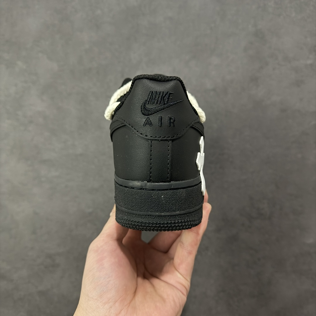 图片[4]-【定制版】“黑耀十字”✨订制空军一号板鞋 该定制版球鞋选用原鞋款为Nike Air Force 1\’07空军一号，鞋身通体为黑色哑光质感，搭配多处Chrome Hearts标志性的白色十字皮标，是整双鞋的视觉核心，极具辨识度。搭配粗款米白色麻绳鞋带，增加了复古与街头感；鞋舌处还加入克罗心风格的金属挂饰，进一步强化联名定制的细节质感。 货号：CW2288-111 尺码： 36 36.5 37.5 38 38.5 39 40 40.5 41 42 42.5 43 44 44.5 45 编码：HXSA310320-选品中心