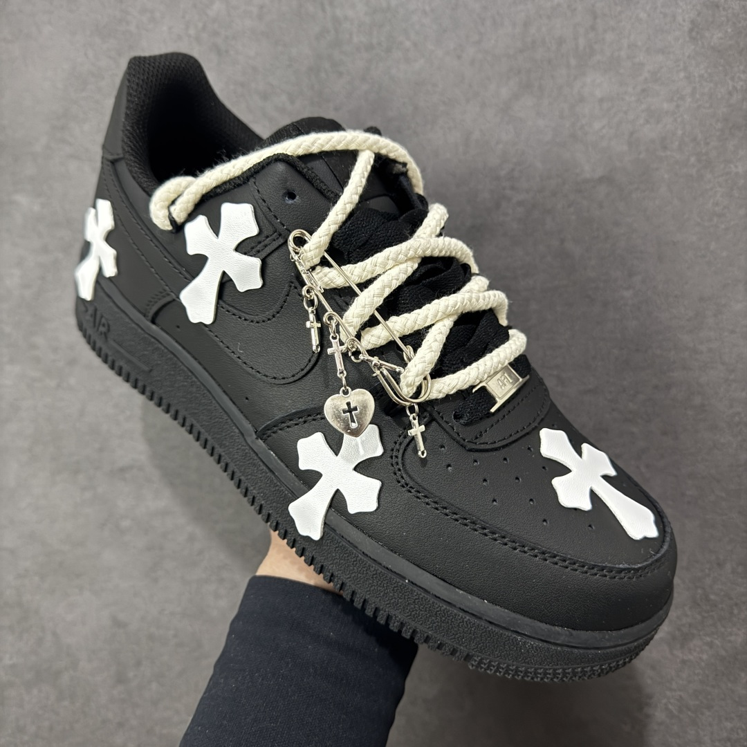 图片[3]-【定制版】“黑耀十字”✨订制空军一号板鞋 该定制版球鞋选用原鞋款为Nike Air Force 1\’07空军一号，鞋身通体为黑色哑光质感，搭配多处Chrome Hearts标志性的白色十字皮标，是整双鞋的视觉核心，极具辨识度。搭配粗款米白色麻绳鞋带，增加了复古与街头感；鞋舌处还加入克罗心风格的金属挂饰，进一步强化联名定制的细节质感。 货号：CW2288-111 尺码： 36 36.5 37.5 38 38.5 39 40 40.5 41 42 42.5 43 44 44.5 45 编码：HXSA310320-选品中心