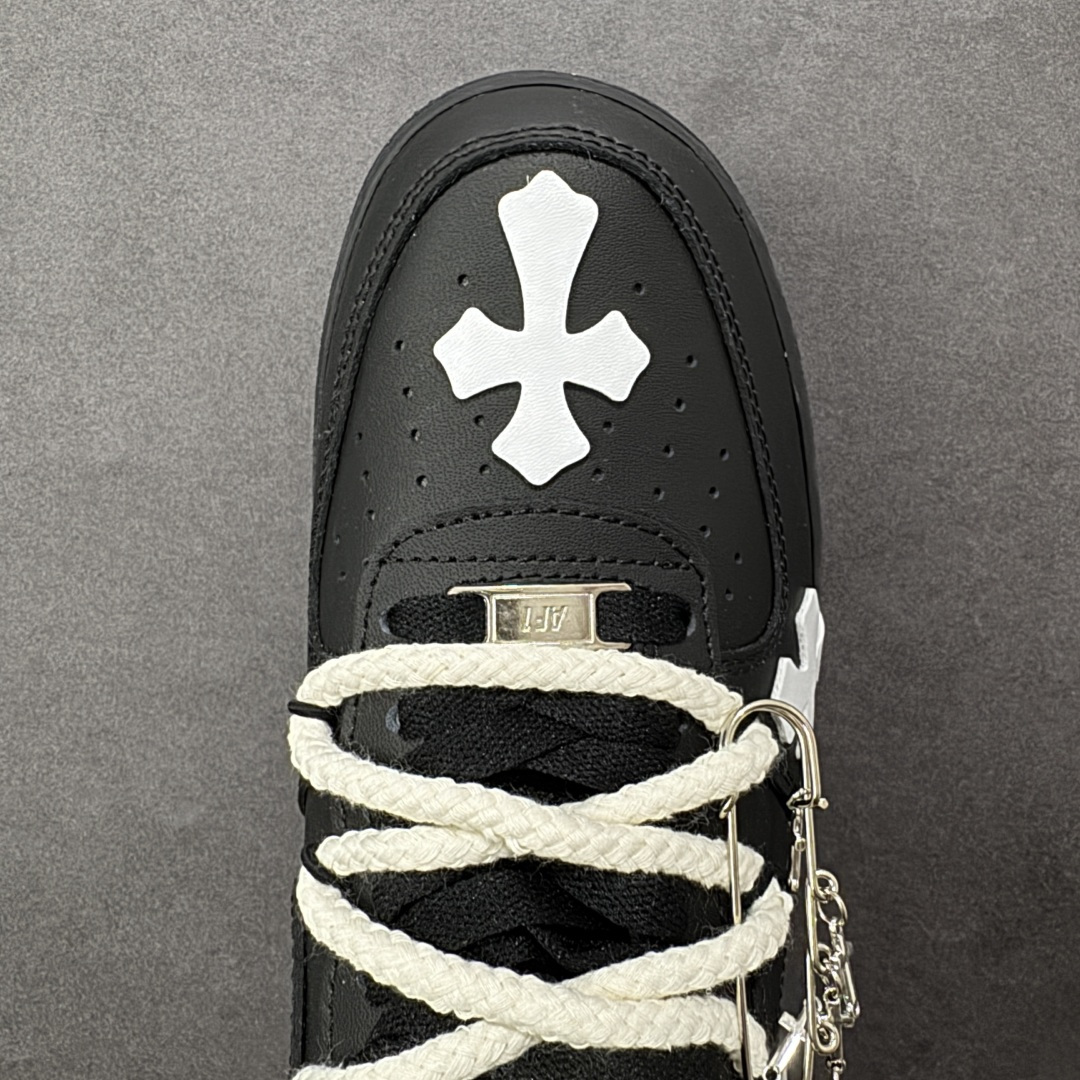 图片[8]-【定制版】“黑耀十字”✨订制空军一号板鞋 该定制版球鞋选用原鞋款为Nike Air Force 1\’07空军一号，鞋身通体为黑色哑光质感，搭配多处Chrome Hearts标志性的白色十字皮标，是整双鞋的视觉核心，极具辨识度。搭配粗款米白色麻绳鞋带，增加了复古与街头感；鞋舌处还加入克罗心风格的金属挂饰，进一步强化联名定制的细节质感。 货号：CW2288-111 尺码： 36 36.5 37.5 38 38.5 39 40 40.5 41 42 42.5 43 44 44.5 45 编码：HXSA310320-选品中心