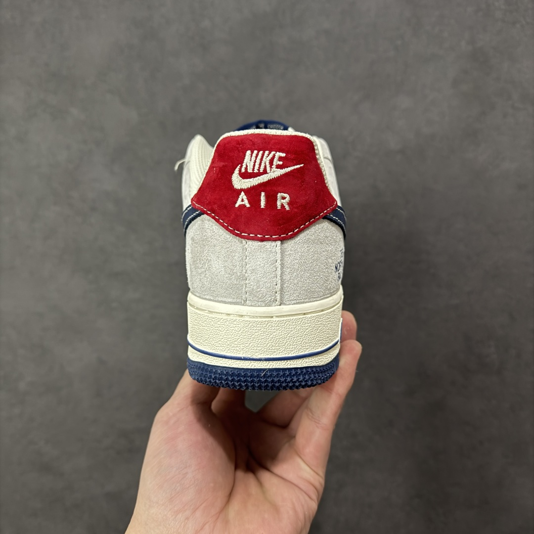图片[4]-【定制版】Air Force 1 经典AF1鞋型携手The North Face打造跨界潮范，北面联名 灰白麂皮拼接藏蓝皮革，红标点缀瞬间解锁户外与街头的碰撞美学！北面金属挂件+鞋身标识强化联名属性，专属编号敲定稀缺质感。头层皮料兼顾脚感与耐穿度，小众定制款拒绝撞款，不管是户外出行还是城市炸街，都是潮人玩转混搭的吸睛利器！ 货号：DD1982-341 尺码：36 36.5 37.5 38 38.5 39 40 40.5 41 42 42.5 43 44 44.5 45 编码：HXSB310320-选品中心