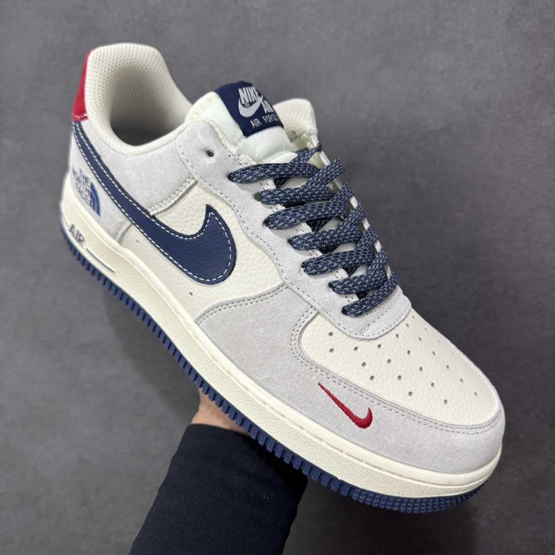 图片[3]-【定制版】Air Force 1 经典AF1鞋型携手The North Face打造跨界潮范，北面联名 灰白麂皮拼接藏蓝皮革，红标点缀瞬间解锁户外与街头的碰撞美学！北面金属挂件+鞋身标识强化联名属性，专属编号敲定稀缺质感。头层皮料兼顾脚感与耐穿度，小众定制款拒绝撞款，不管是户外出行还是城市炸街，都是潮人玩转混搭的吸睛利器！ 货号：DD1982-341 尺码：36 36.5 37.5 38 38.5 39 40 40.5 41 42 42.5 43 44 44.5 45 编码：HXSB310320-选品中心
