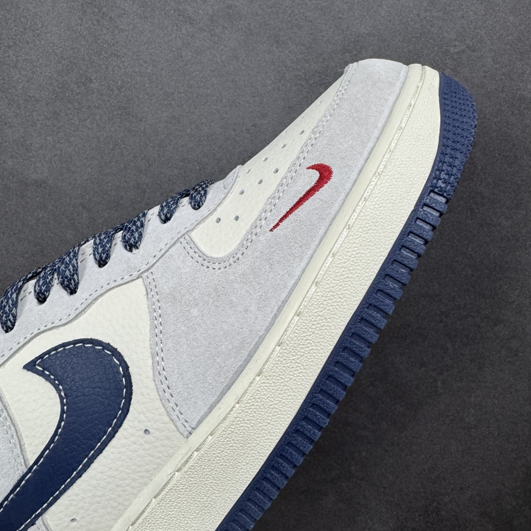 图片[5]-【定制版】Air Force 1 经典AF1鞋型携手The North Face打造跨界潮范，北面联名 灰白麂皮拼接藏蓝皮革，红标点缀瞬间解锁户外与街头的碰撞美学！北面金属挂件+鞋身标识强化联名属性，专属编号敲定稀缺质感。头层皮料兼顾脚感与耐穿度，小众定制款拒绝撞款，不管是户外出行还是城市炸街，都是潮人玩转混搭的吸睛利器！ 货号：DD1982-341 尺码：36 36.5 37.5 38 38.5 39 40 40.5 41 42 42.5 43 44 44.5 45 编码：HXSB310320-选品中心