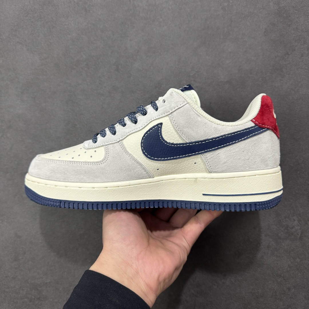 图片[2]-【定制版】Air Force 1 经典AF1鞋型携手The North Face打造跨界潮范，北面联名 灰白麂皮拼接藏蓝皮革，红标点缀瞬间解锁户外与街头的碰撞美学！北面金属挂件+鞋身标识强化联名属性，专属编号敲定稀缺质感。头层皮料兼顾脚感与耐穿度，小众定制款拒绝撞款，不管是户外出行还是城市炸街，都是潮人玩转混搭的吸睛利器！ 货号：DD1982-341 尺码：36 36.5 37.5 38 38.5 39 40 40.5 41 42 42.5 43 44 44.5 45 编码：HXSB310320-选品中心