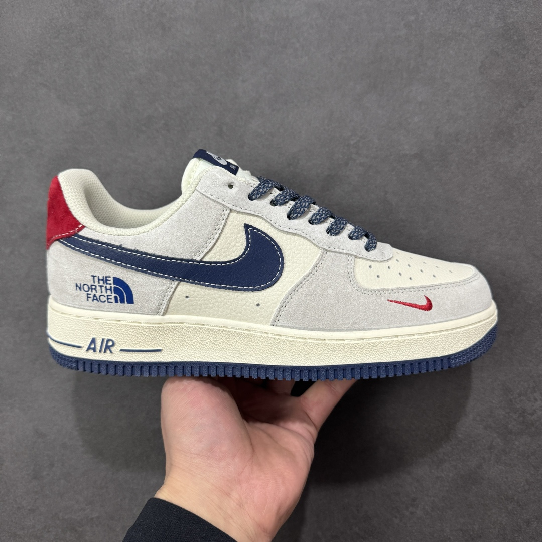 【定制版】Air Force 1 经典AF1鞋型携手The North Face打造跨界潮范，北面联名 灰白麂皮拼接藏蓝皮革，红标点缀瞬间解锁户外与街头的碰撞美学！北面金属挂件+鞋身标识强化联名属性，专属编号敲定稀缺质感。头层皮料兼顾脚感与耐穿度，小众定制款拒绝撞款，不管是户外出行还是城市炸街，都是潮人玩转混搭的吸睛利器！ 货号：DD1982-341 尺码：36 36.5 37.5 38 38.5 39 40 40.5 41 42 42.5 43 44 44.5 45 编码：HXSB310320-选品中心