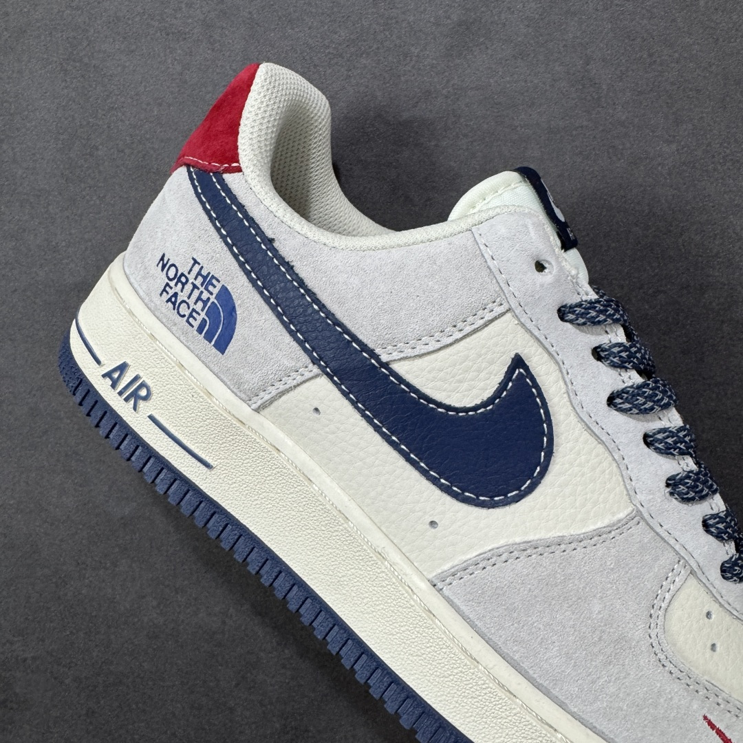 图片[6]-【定制版】Air Force 1 经典AF1鞋型携手The North Face打造跨界潮范，北面联名 灰白麂皮拼接藏蓝皮革，红标点缀瞬间解锁户外与街头的碰撞美学！北面金属挂件+鞋身标识强化联名属性，专属编号敲定稀缺质感。头层皮料兼顾脚感与耐穿度，小众定制款拒绝撞款，不管是户外出行还是城市炸街，都是潮人玩转混搭的吸睛利器！ 货号：DD1982-341 尺码：36 36.5 37.5 38 38.5 39 40 40.5 41 42 42.5 43 44 44.5 45 编码：HXSB310320-选品中心