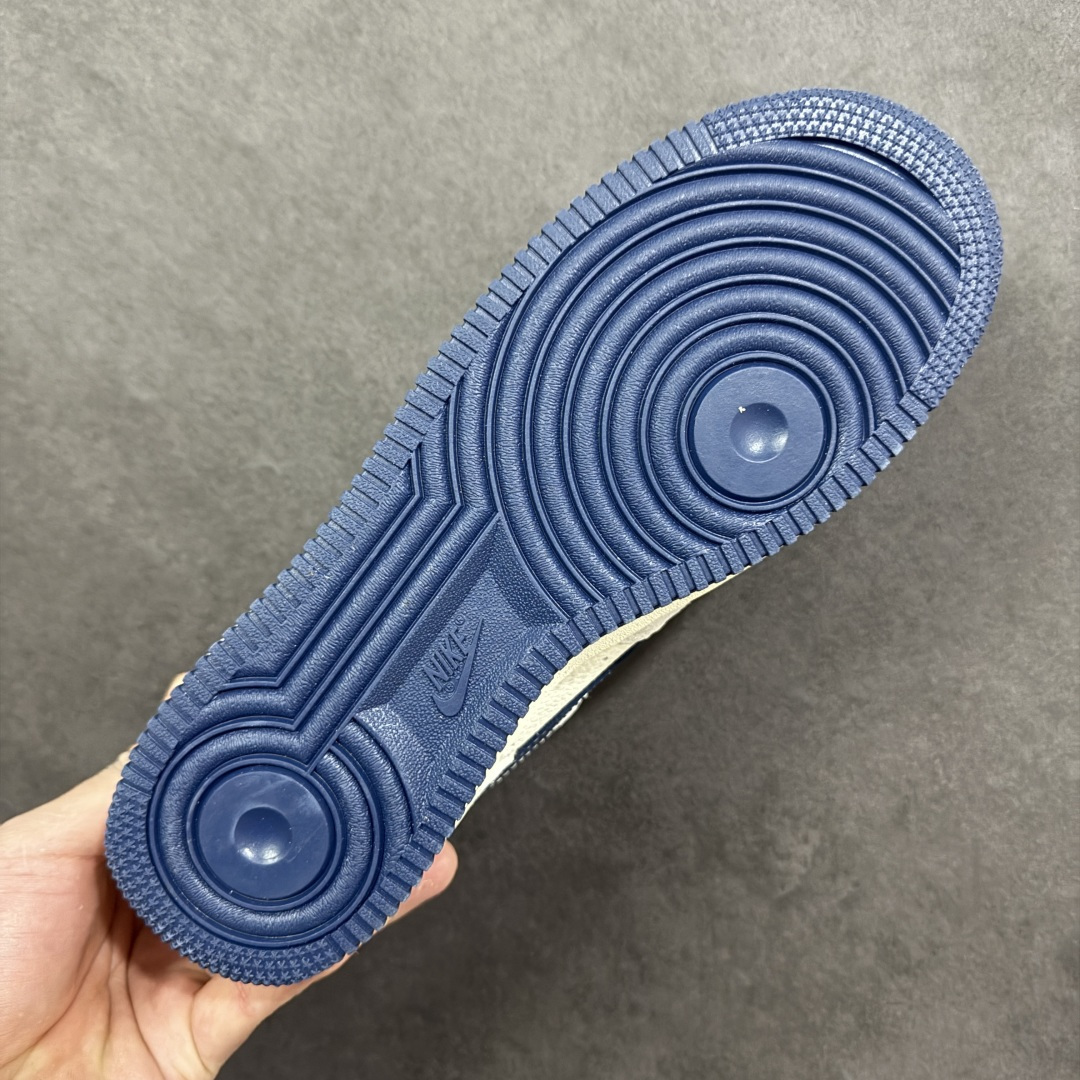 图片[9]-【定制版】Air Force 1 经典AF1鞋型携手The North Face打造跨界潮范，北面联名 灰白麂皮拼接藏蓝皮革，红标点缀瞬间解锁户外与街头的碰撞美学！北面金属挂件+鞋身标识强化联名属性，专属编号敲定稀缺质感。头层皮料兼顾脚感与耐穿度，小众定制款拒绝撞款，不管是户外出行还是城市炸街，都是潮人玩转混搭的吸睛利器！ 货号：DD1982-341 尺码：36 36.5 37.5 38 38.5 39 40 40.5 41 42 42.5 43 44 44.5 45 编码：HXSB310320-选品中心