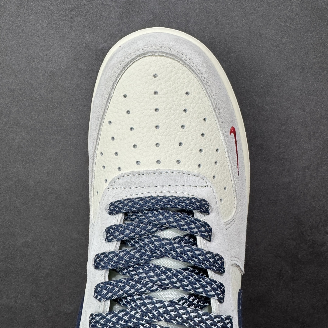 图片[8]-【定制版】Air Force 1 经典AF1鞋型携手The North Face打造跨界潮范，北面联名 灰白麂皮拼接藏蓝皮革，红标点缀瞬间解锁户外与街头的碰撞美学！北面金属挂件+鞋身标识强化联名属性，专属编号敲定稀缺质感。头层皮料兼顾脚感与耐穿度，小众定制款拒绝撞款，不管是户外出行还是城市炸街，都是潮人玩转混搭的吸睛利器！ 货号：DD1982-341 尺码：36 36.5 37.5 38 38.5 39 40 40.5 41 42 42.5 43 44 44.5 45 编码：HXSB310320-选品中心