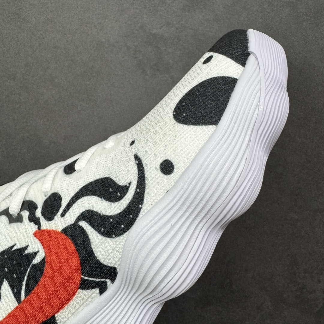 图片[5]-【定制版】马年专属Nike战靴，帅到炸街的球场利器！当国风马纹撞上街头运动风，这双Nike战靴直接把新年氛围感拉满！白黑水墨质感的鞋身，勾勒出骏马奔腾的灵动线条，一抹亮橙Swoosh瞬间点亮视觉，既藏着马年的祥瑞寓意，又透着不服输的球场锐气。鞋面采用透气针织材质，贴合脚面还能时刻保持清爽；波浪纹中底搭载缓震科技，起跳落地都能感受到稳稳的回弹，不管是实战对抗还是日常出街，都能轻松hold住。 尺码：38 38.5 39 40 40.5 41 42 42.5 43 44 44.5 45 46 货号：897637-006 编码：GLB370380-选品中心