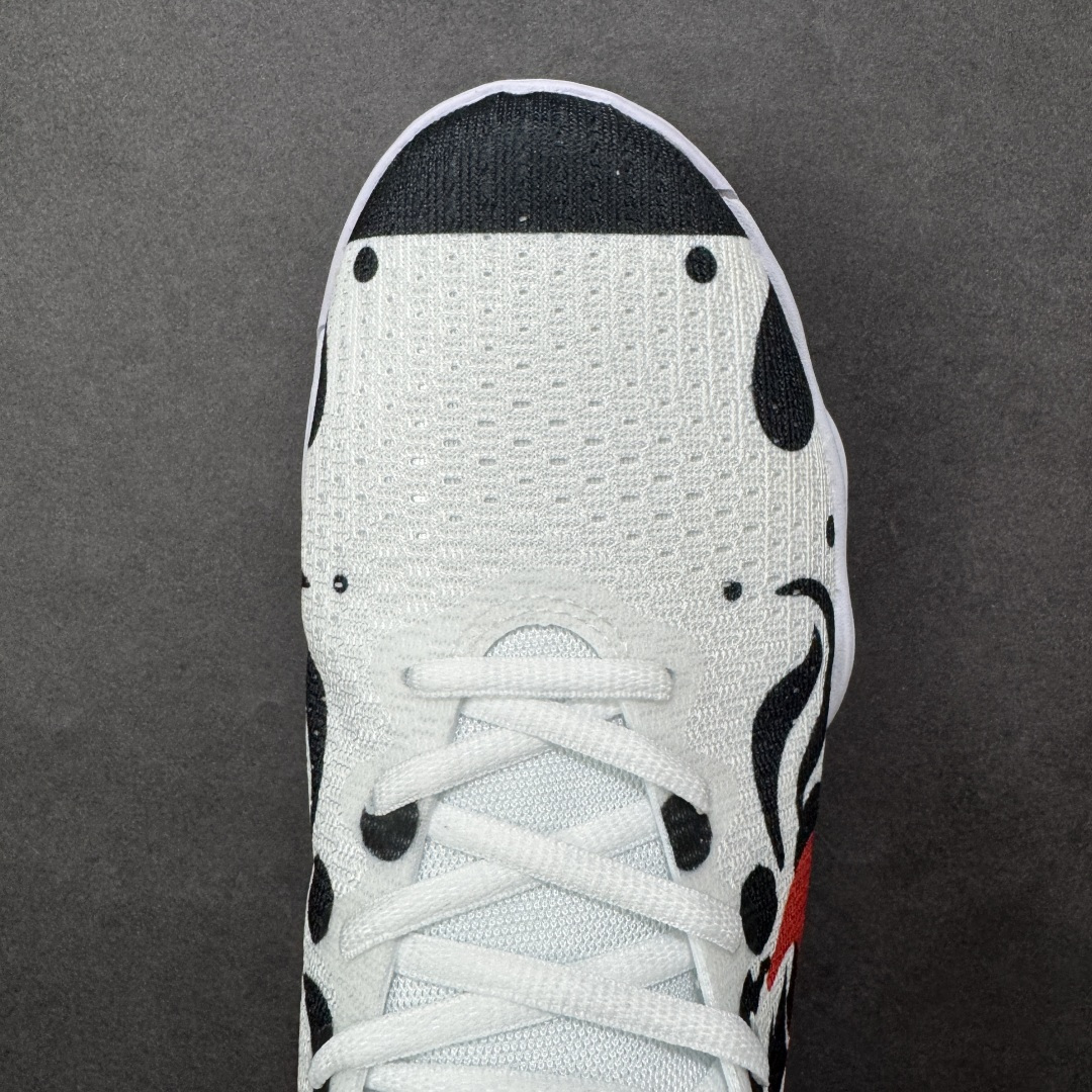 图片[8]-【定制版】马年专属Nike战靴，帅到炸街的球场利器！当国风马纹撞上街头运动风，这双Nike战靴直接把新年氛围感拉满！白黑水墨质感的鞋身，勾勒出骏马奔腾的灵动线条，一抹亮橙Swoosh瞬间点亮视觉，既藏着马年的祥瑞寓意，又透着不服输的球场锐气。鞋面采用透气针织材质，贴合脚面还能时刻保持清爽；波浪纹中底搭载缓震科技，起跳落地都能感受到稳稳的回弹，不管是实战对抗还是日常出街，都能轻松hold住。 尺码：38 38.5 39 40 40.5 41 42 42.5 43 44 44.5 45 46 货号：897637-006 编码：GLB370380-选品中心