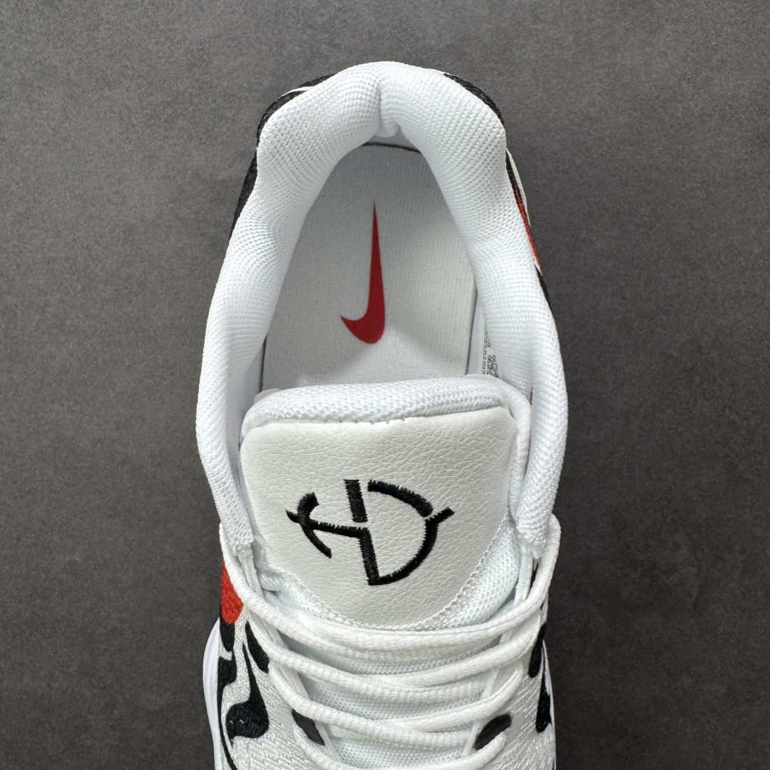 图片[7]-【定制版】马年专属Nike战靴，帅到炸街的球场利器！当国风马纹撞上街头运动风，这双Nike战靴直接把新年氛围感拉满！白黑水墨质感的鞋身，勾勒出骏马奔腾的灵动线条，一抹亮橙Swoosh瞬间点亮视觉，既藏着马年的祥瑞寓意，又透着不服输的球场锐气。鞋面采用透气针织材质，贴合脚面还能时刻保持清爽；波浪纹中底搭载缓震科技，起跳落地都能感受到稳稳的回弹，不管是实战对抗还是日常出街，都能轻松hold住。 尺码：38 38.5 39 40 40.5 41 42 42.5 43 44 44.5 45 46 货号：897637-006 编码：GLB370380-选品中心