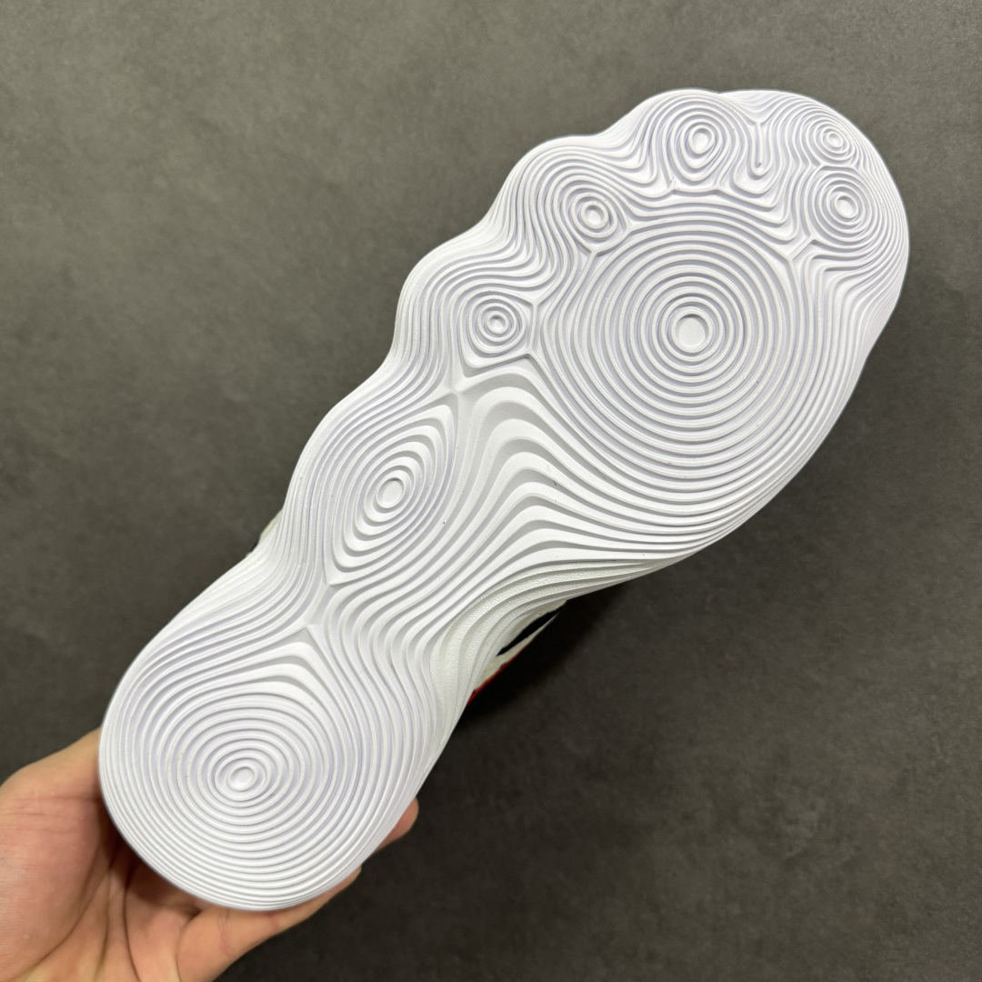 图片[9]-【定制版】马年专属Nike战靴，帅到炸街的球场利器！当国风马纹撞上街头运动风，这双Nike战靴直接把新年氛围感拉满！白黑水墨质感的鞋身，勾勒出骏马奔腾的灵动线条，一抹亮橙Swoosh瞬间点亮视觉，既藏着马年的祥瑞寓意，又透着不服输的球场锐气。鞋面采用透气针织材质，贴合脚面还能时刻保持清爽；波浪纹中底搭载缓震科技，起跳落地都能感受到稳稳的回弹，不管是实战对抗还是日常出街，都能轻松hold住。 尺码：38 38.5 39 40 40.5 41 42 42.5 43 44 44.5 45 46 货号：897637-006 编码：GLB370380-选品中心