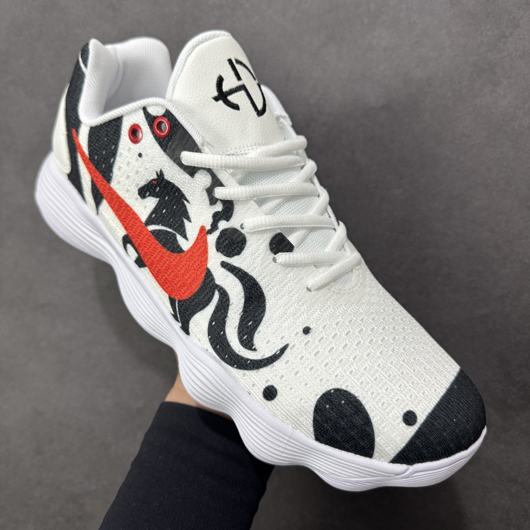 图片[3]-【定制版】马年专属Nike战靴，帅到炸街的球场利器！当国风马纹撞上街头运动风，这双Nike战靴直接把新年氛围感拉满！白黑水墨质感的鞋身，勾勒出骏马奔腾的灵动线条，一抹亮橙Swoosh瞬间点亮视觉，既藏着马年的祥瑞寓意，又透着不服输的球场锐气。鞋面采用透气针织材质，贴合脚面还能时刻保持清爽；波浪纹中底搭载缓震科技，起跳落地都能感受到稳稳的回弹，不管是实战对抗还是日常出街，都能轻松hold住。 尺码：38 38.5 39 40 40.5 41 42 42.5 43 44 44.5 45 46 货号：897637-006 编码：GLB370380-选品中心