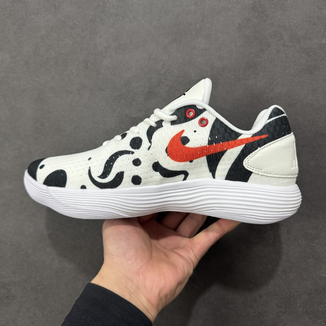 图片[2]-【定制版】马年专属Nike战靴，帅到炸街的球场利器！当国风马纹撞上街头运动风，这双Nike战靴直接把新年氛围感拉满！白黑水墨质感的鞋身，勾勒出骏马奔腾的灵动线条，一抹亮橙Swoosh瞬间点亮视觉，既藏着马年的祥瑞寓意，又透着不服输的球场锐气。鞋面采用透气针织材质，贴合脚面还能时刻保持清爽；波浪纹中底搭载缓震科技，起跳落地都能感受到稳稳的回弹，不管是实战对抗还是日常出街，都能轻松hold住。 尺码：38 38.5 39 40 40.5 41 42 42.5 43 44 44.5 45 46 货号：897637-006 编码：GLB370380-选品中心