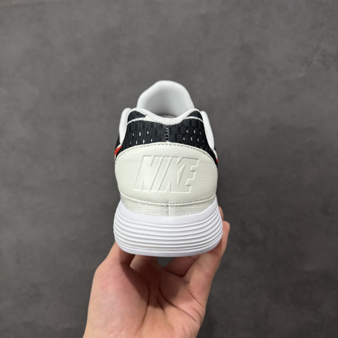 图片[4]-【定制版】马年专属Nike战靴，帅到炸街的球场利器！当国风马纹撞上街头运动风，这双Nike战靴直接把新年氛围感拉满！白黑水墨质感的鞋身，勾勒出骏马奔腾的灵动线条，一抹亮橙Swoosh瞬间点亮视觉，既藏着马年的祥瑞寓意，又透着不服输的球场锐气。鞋面采用透气针织材质，贴合脚面还能时刻保持清爽；波浪纹中底搭载缓震科技，起跳落地都能感受到稳稳的回弹，不管是实战对抗还是日常出街，都能轻松hold住。 尺码：38 38.5 39 40 40.5 41 42 42.5 43 44 44.5 45 46 货号：897637-006 编码：GLB370380-选品中心