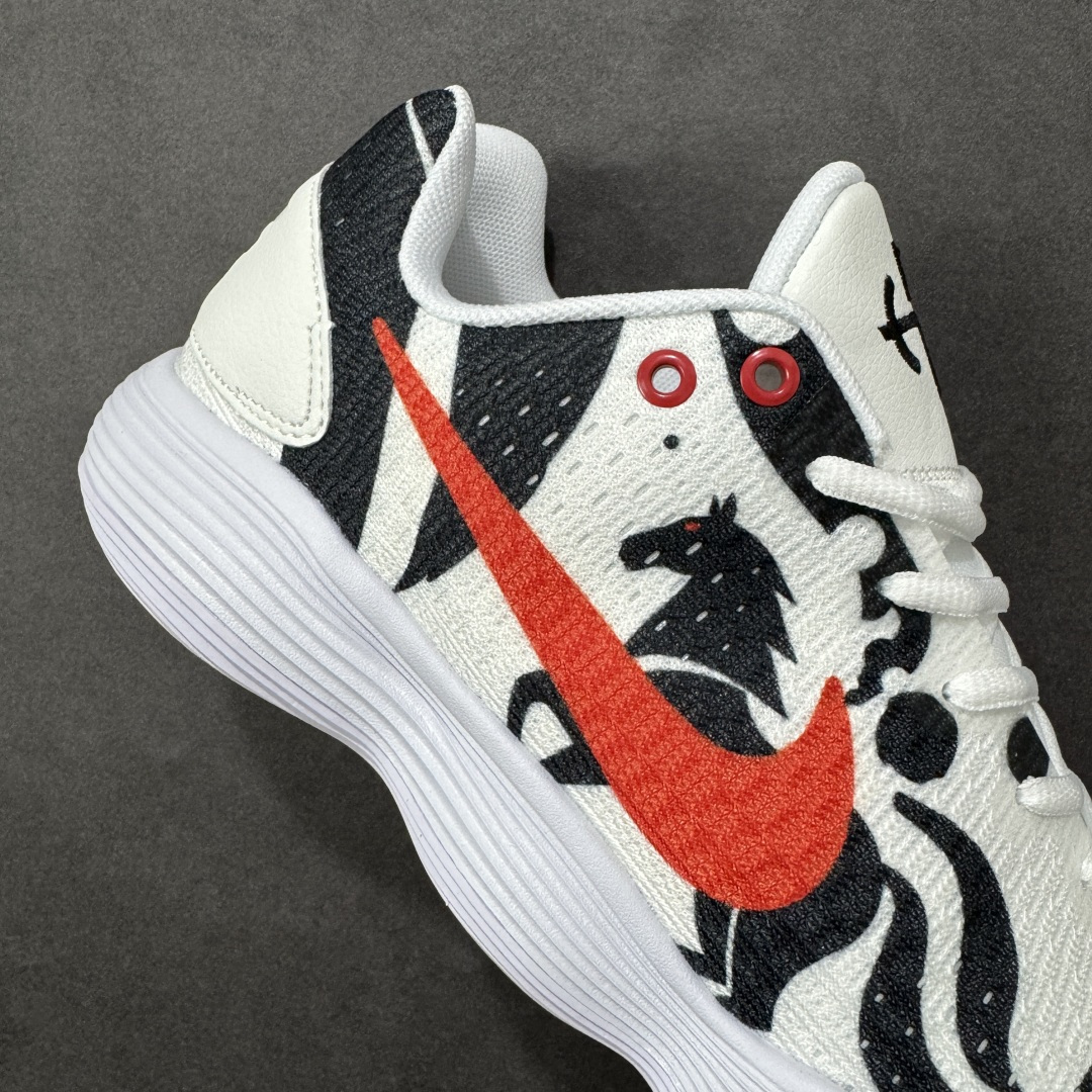 图片[6]-【定制版】马年专属Nike战靴，帅到炸街的球场利器！当国风马纹撞上街头运动风，这双Nike战靴直接把新年氛围感拉满！白黑水墨质感的鞋身，勾勒出骏马奔腾的灵动线条，一抹亮橙Swoosh瞬间点亮视觉，既藏着马年的祥瑞寓意，又透着不服输的球场锐气。鞋面采用透气针织材质，贴合脚面还能时刻保持清爽；波浪纹中底搭载缓震科技，起跳落地都能感受到稳稳的回弹，不管是实战对抗还是日常出街，都能轻松hold住。 尺码：38 38.5 39 40 40.5 41 42 42.5 43 44 44.5 45 46 货号：897637-006 编码：GLB370380-选品中心