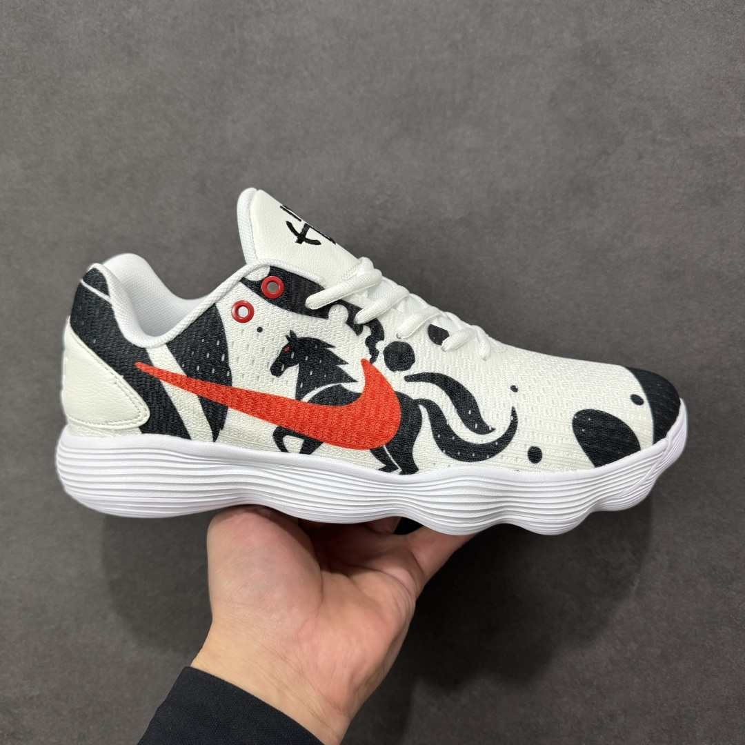 【定制版】马年专属Nike战靴,帅到炸街的球场利器!当国风马纹撞上街头运动风,这双Nike战靴直接把新年氛围感拉满!白黑水墨质感的鞋身,勾勒出骏马奔腾的灵动线条,一抹亮橙Swoosh瞬间点亮视觉,既藏着马年的祥瑞寓意,又透着不服输的球场锐气。鞋面采用透气针织材质,贴合脚面还能时刻保持清爽;波浪纹中底搭载缓震科技,起跳落地都能感受到稳稳的回弹,不管是实战对抗还是日常出街,都能轻松hold住。 尺码:38 38.5 39 40 40.5 41 42 42.5 43 44 44.5 45 46 货号:897637-006 编码:GLB370380-选品中心