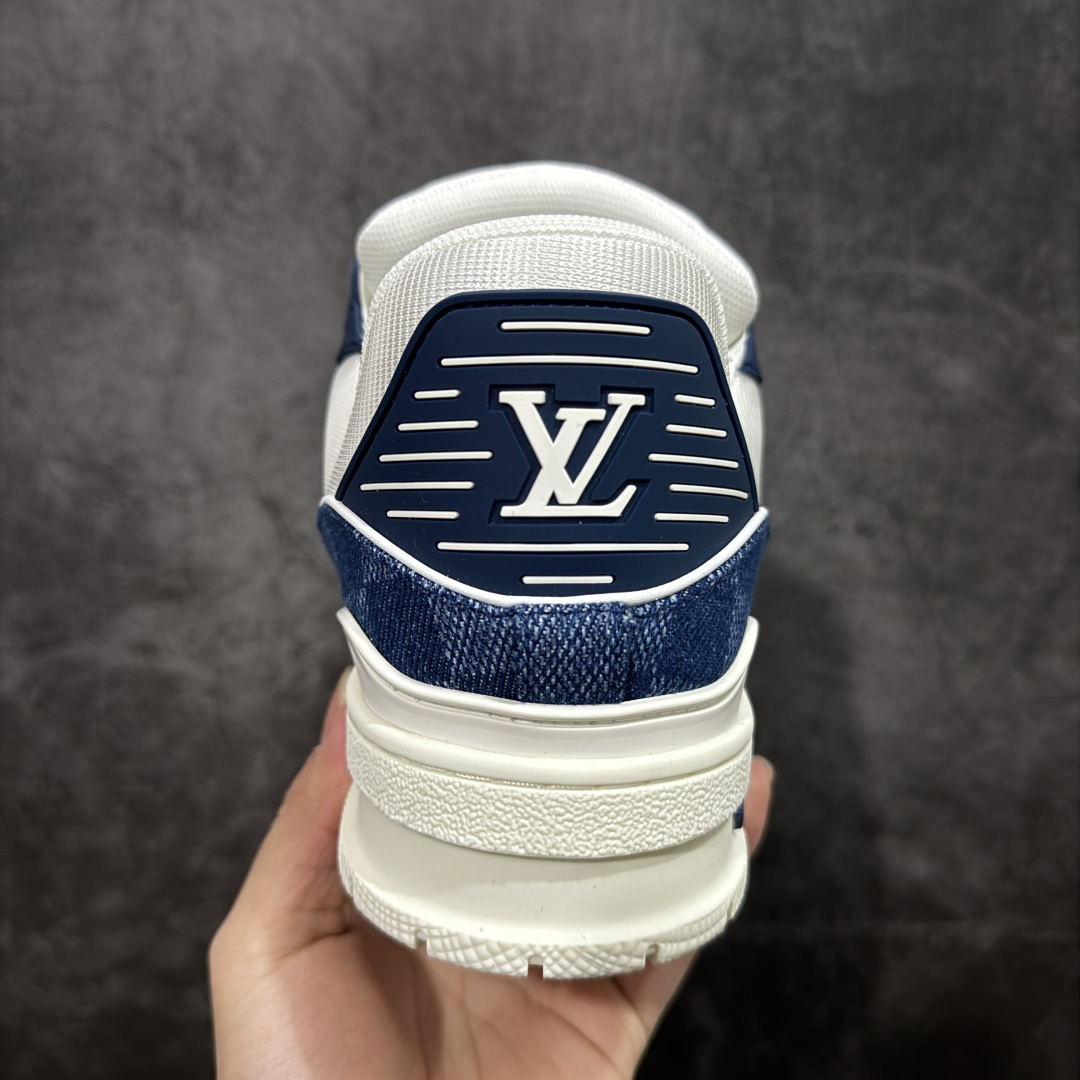 图片[4]-【YS纯原】广奢高端货 LOUIS VUITTON 路易威登 LV Trainer系列 ✦ 原楦原纸版开模，鞋型立体饱满 ✦ 零毛边、零溢胶、零线头瑕疵 ✦ 细节与原版一致 区分市面通货 ✦ 多层叠片＋电脑针车，针距密度一致 ✦ Monogram浮雕＋3D高频压纹 ✦ 多密度发泡中底：支撑回弹媲美专柜 ✦ 原装橡胶大底：含胶量高、纹路深、双拼接零偏差 ✦ ZP级原装包装：专柜款鞋盒＋防尘袋＋说明书 尺码：35-45-选品中心