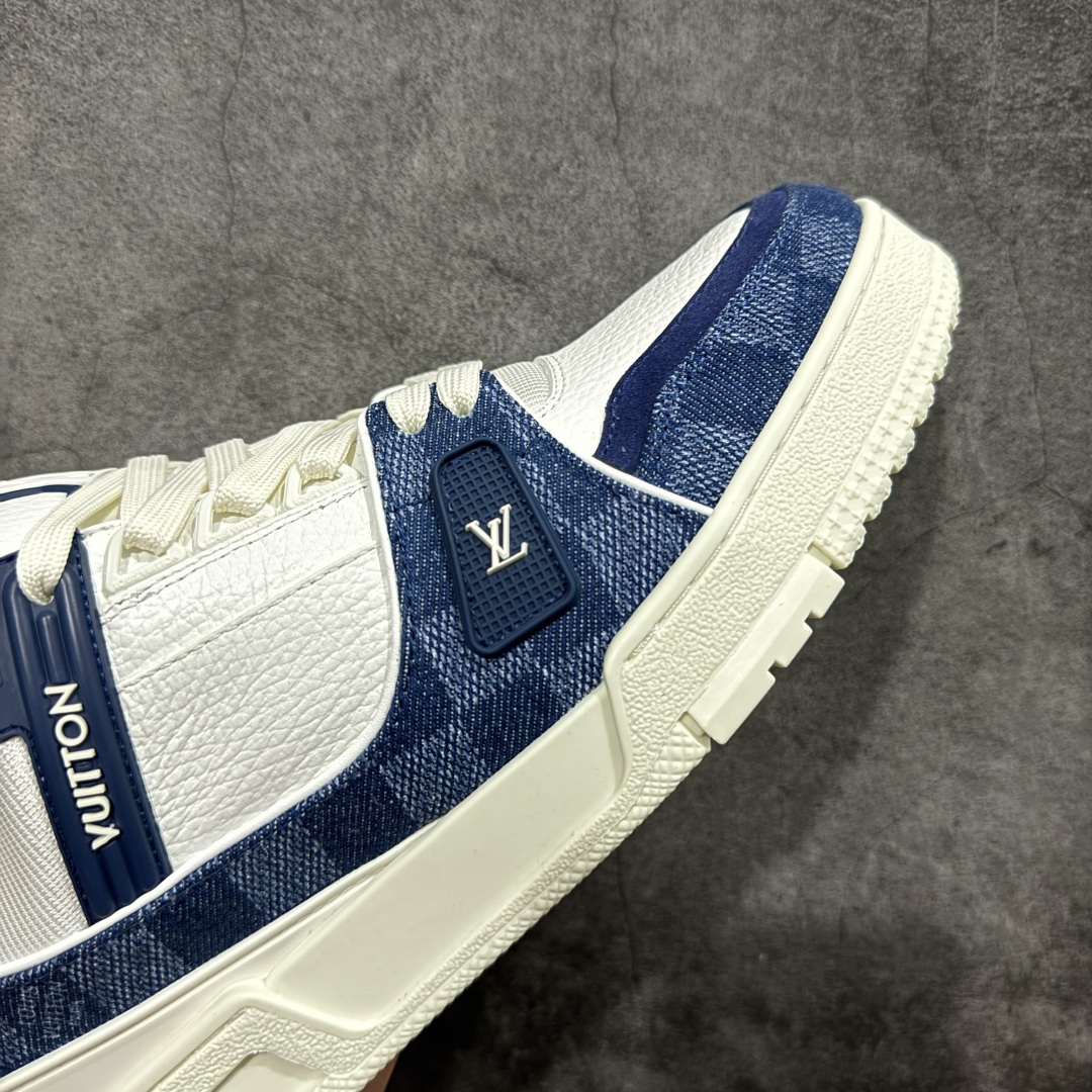 图片[6]-【YS纯原】广奢高端货 LOUIS VUITTON 路易威登 LV Trainer系列 ✦ 原楦原纸版开模，鞋型立体饱满 ✦ 零毛边、零溢胶、零线头瑕疵 ✦ 细节与原版一致 区分市面通货 ✦ 多层叠片＋电脑针车，针距密度一致 ✦ Monogram浮雕＋3D高频压纹 ✦ 多密度发泡中底：支撑回弹媲美专柜 ✦ 原装橡胶大底：含胶量高、纹路深、双拼接零偏差 ✦ ZP级原装包装：专柜款鞋盒＋防尘袋＋说明书 尺码：35-45-选品中心