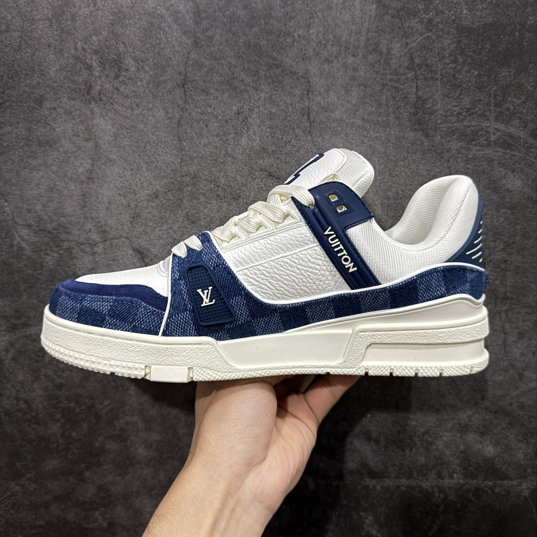 图片[2]-【YS纯原】广奢高端货 LOUIS VUITTON 路易威登 LV Trainer系列 ✦ 原楦原纸版开模，鞋型立体饱满 ✦ 零毛边、零溢胶、零线头瑕疵 ✦ 细节与原版一致 区分市面通货 ✦ 多层叠片＋电脑针车，针距密度一致 ✦ Monogram浮雕＋3D高频压纹 ✦ 多密度发泡中底：支撑回弹媲美专柜 ✦ 原装橡胶大底：含胶量高、纹路深、双拼接零偏差 ✦ ZP级原装包装：专柜款鞋盒＋防尘袋＋说明书 尺码：35-45-选品中心