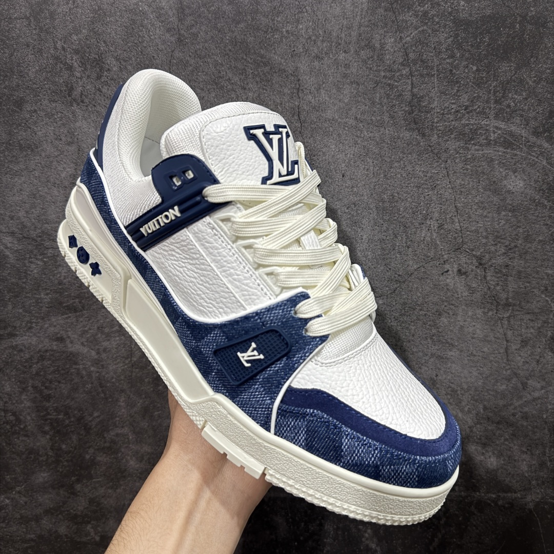 图片[3]-【YS纯原】广奢高端货 LOUIS VUITTON 路易威登 LV Trainer系列 ✦ 原楦原纸版开模，鞋型立体饱满 ✦ 零毛边、零溢胶、零线头瑕疵 ✦ 细节与原版一致 区分市面通货 ✦ 多层叠片＋电脑针车，针距密度一致 ✦ Monogram浮雕＋3D高频压纹 ✦ 多密度发泡中底：支撑回弹媲美专柜 ✦ 原装橡胶大底：含胶量高、纹路深、双拼接零偏差 ✦ ZP级原装包装：专柜款鞋盒＋防尘袋＋说明书 尺码：35-45-选品中心