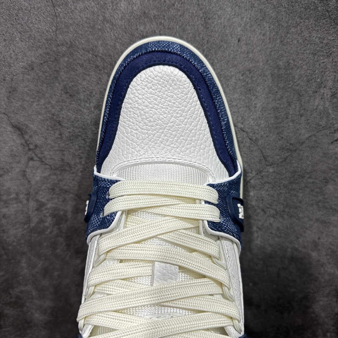 图片[5]-【YS纯原】广奢高端货 LOUIS VUITTON 路易威登 LV Trainer系列 ✦ 原楦原纸版开模，鞋型立体饱满 ✦ 零毛边、零溢胶、零线头瑕疵 ✦ 细节与原版一致 区分市面通货 ✦ 多层叠片＋电脑针车，针距密度一致 ✦ Monogram浮雕＋3D高频压纹 ✦ 多密度发泡中底：支撑回弹媲美专柜 ✦ 原装橡胶大底：含胶量高、纹路深、双拼接零偏差 ✦ ZP级原装包装：专柜款鞋盒＋防尘袋＋说明书 尺码：35-45-选品中心