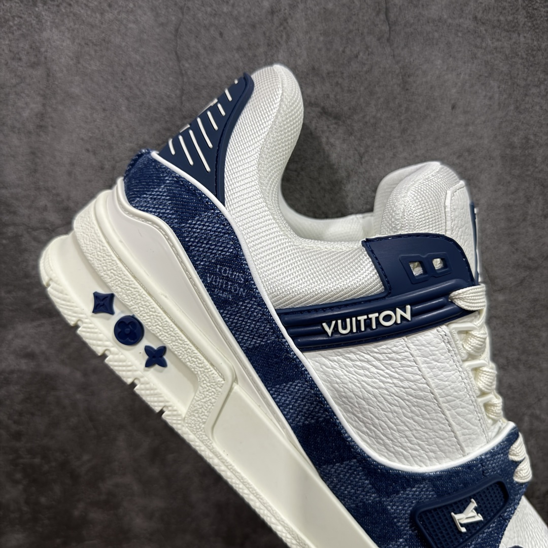 图片[7]-【YS纯原】广奢高端货 LOUIS VUITTON 路易威登 LV Trainer系列 ✦ 原楦原纸版开模，鞋型立体饱满 ✦ 零毛边、零溢胶、零线头瑕疵 ✦ 细节与原版一致 区分市面通货 ✦ 多层叠片＋电脑针车，针距密度一致 ✦ Monogram浮雕＋3D高频压纹 ✦ 多密度发泡中底：支撑回弹媲美专柜 ✦ 原装橡胶大底：含胶量高、纹路深、双拼接零偏差 ✦ ZP级原装包装：专柜款鞋盒＋防尘袋＋说明书 尺码：35-45-选品中心