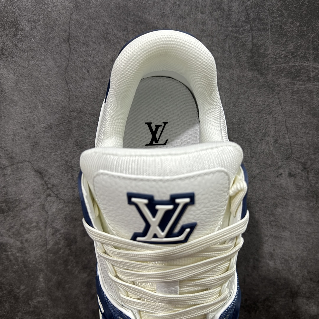 图片[8]-【YS纯原】广奢高端货 LOUIS VUITTON 路易威登 LV Trainer系列 ✦ 原楦原纸版开模，鞋型立体饱满 ✦ 零毛边、零溢胶、零线头瑕疵 ✦ 细节与原版一致 区分市面通货 ✦ 多层叠片＋电脑针车，针距密度一致 ✦ Monogram浮雕＋3D高频压纹 ✦ 多密度发泡中底：支撑回弹媲美专柜 ✦ 原装橡胶大底：含胶量高、纹路深、双拼接零偏差 ✦ ZP级原装包装：专柜款鞋盒＋防尘袋＋说明书 尺码：35-45-选品中心