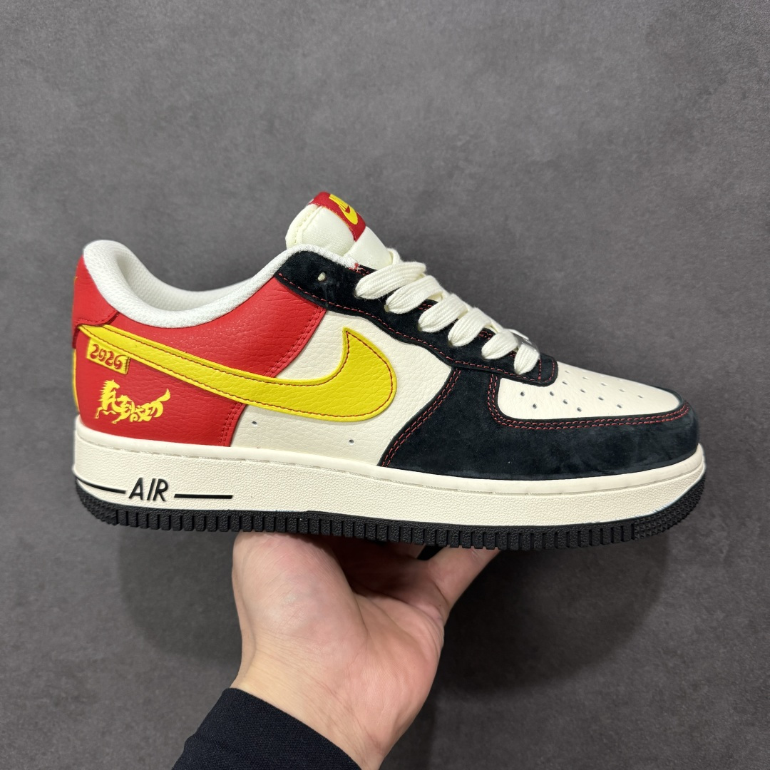 【定制版】Nike Air Force 1 \’07 Low “马年限定-红金刺绣” 高端定制，采用皮革 + 麂皮复合拼接：鞋头、鞋身主体为细腻皮革（保证挺括度），鞋侧及后跟区域用藏青色麂皮（提升质感与复古氛围），不同材质通过精密车线锁边，接缝处做了包边处理，避免边缘磨损。鞋身拼接白 / 藏青 / 正红三色，麂皮 + 皮革材质质感拉满 低帮休闲板鞋 定制鞋盒 大厂纯原品质出货 超高清洁度 皮料切割干净无任何毛边 细节完美 货号：XD0028-002 尺码：36 36.5 37.5 38 38.5 39 40 40.5 41 42 42.5 43 44 44.5 45-选品中心