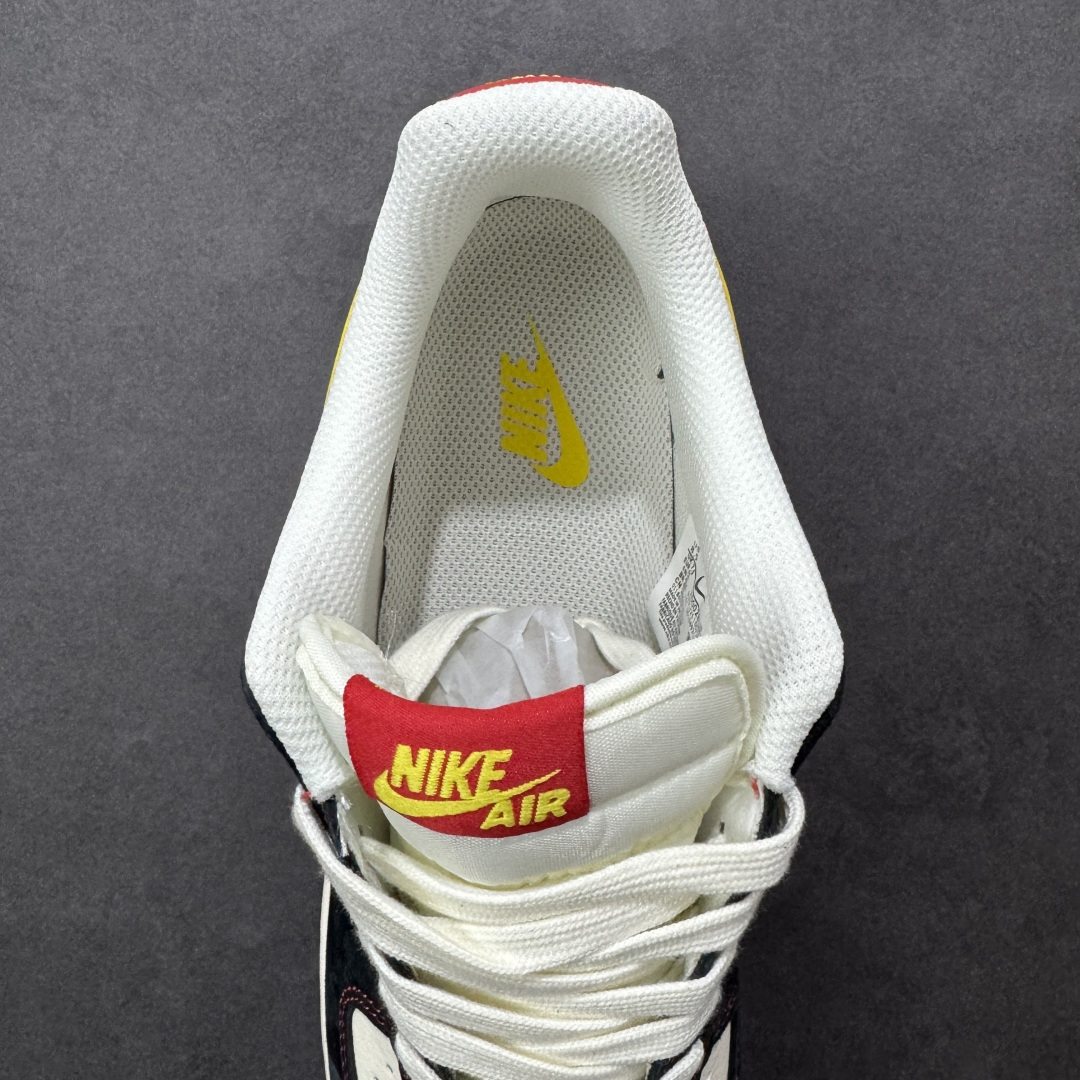 图片[7]-【定制版】Nike Air Force 1 \’07 Low “马年限定-红金刺绣” 高端定制，采用皮革 + 麂皮复合拼接：鞋头、鞋身主体为细腻皮革（保证挺括度），鞋侧及后跟区域用藏青色麂皮（提升质感与复古氛围），不同材质通过精密车线锁边，接缝处做了包边处理，避免边缘磨损。鞋身拼接白 / 藏青 / 正红三色，麂皮 + 皮革材质质感拉满 低帮休闲板鞋 定制鞋盒 大厂纯原品质出货 超高清洁度 皮料切割干净无任何毛边 细节完美 货号：XD0028-002 尺码：36 36.5 37.5 38 38.5 39 40 40.5 41 42 42.5 43 44 44.5 45-选品中心