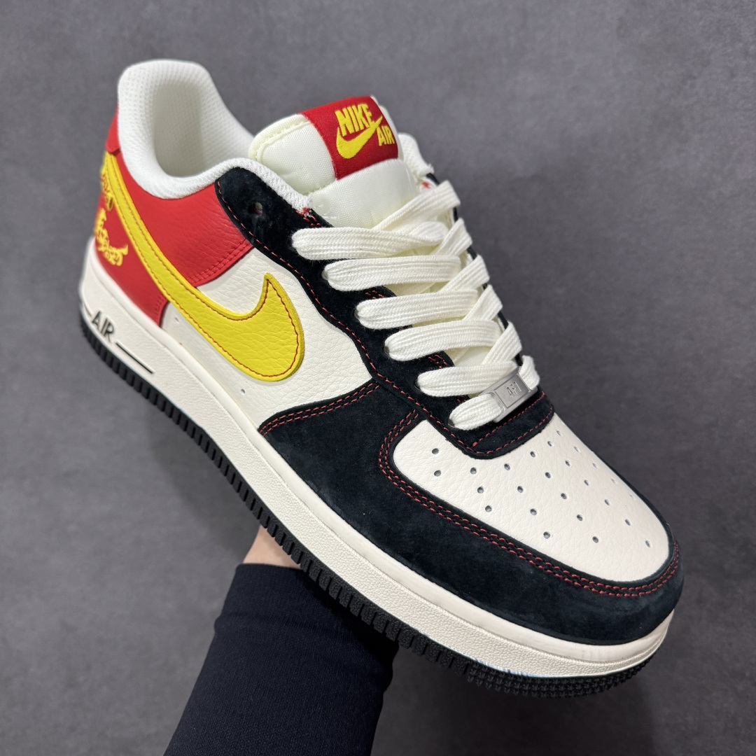 图片[3]-【定制版】Nike Air Force 1 \’07 Low “马年限定-红金刺绣” 高端定制，采用皮革 + 麂皮复合拼接：鞋头、鞋身主体为细腻皮革（保证挺括度），鞋侧及后跟区域用藏青色麂皮（提升质感与复古氛围），不同材质通过精密车线锁边，接缝处做了包边处理，避免边缘磨损。鞋身拼接白 / 藏青 / 正红三色，麂皮 + 皮革材质质感拉满 低帮休闲板鞋 定制鞋盒 大厂纯原品质出货 超高清洁度 皮料切割干净无任何毛边 细节完美 货号：XD0028-002 尺码：36 36.5 37.5 38 38.5 39 40 40.5 41 42 42.5 43 44 44.5 45-选品中心