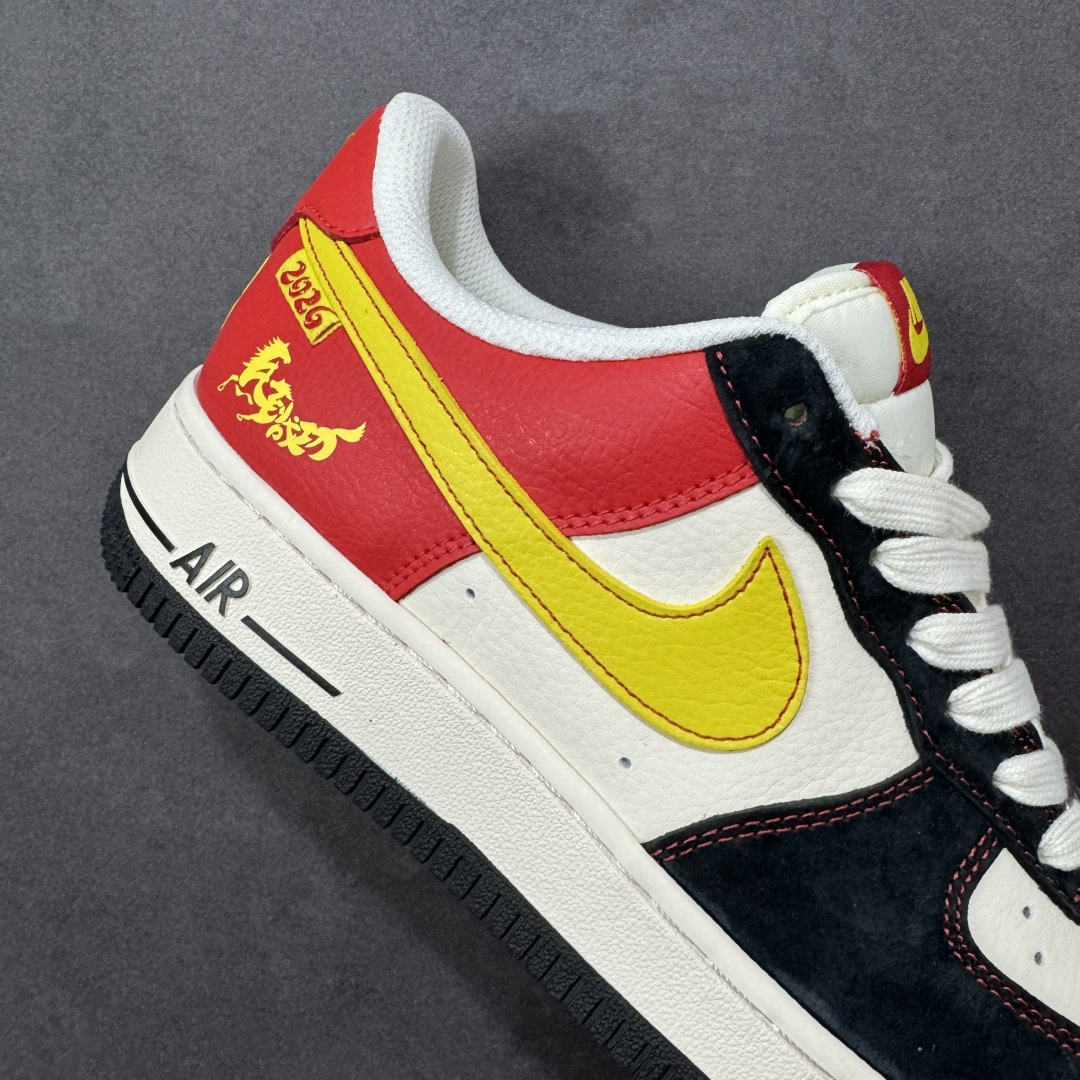 图片[6]-【定制版】Nike Air Force 1 \’07 Low “马年限定-红金刺绣” 高端定制，采用皮革 + 麂皮复合拼接：鞋头、鞋身主体为细腻皮革（保证挺括度），鞋侧及后跟区域用藏青色麂皮（提升质感与复古氛围），不同材质通过精密车线锁边，接缝处做了包边处理，避免边缘磨损。鞋身拼接白 / 藏青 / 正红三色，麂皮 + 皮革材质质感拉满 低帮休闲板鞋 定制鞋盒 大厂纯原品质出货 超高清洁度 皮料切割干净无任何毛边 细节完美 货号：XD0028-002 尺码：36 36.5 37.5 38 38.5 39 40 40.5 41 42 42.5 43 44 44.5 45-选品中心