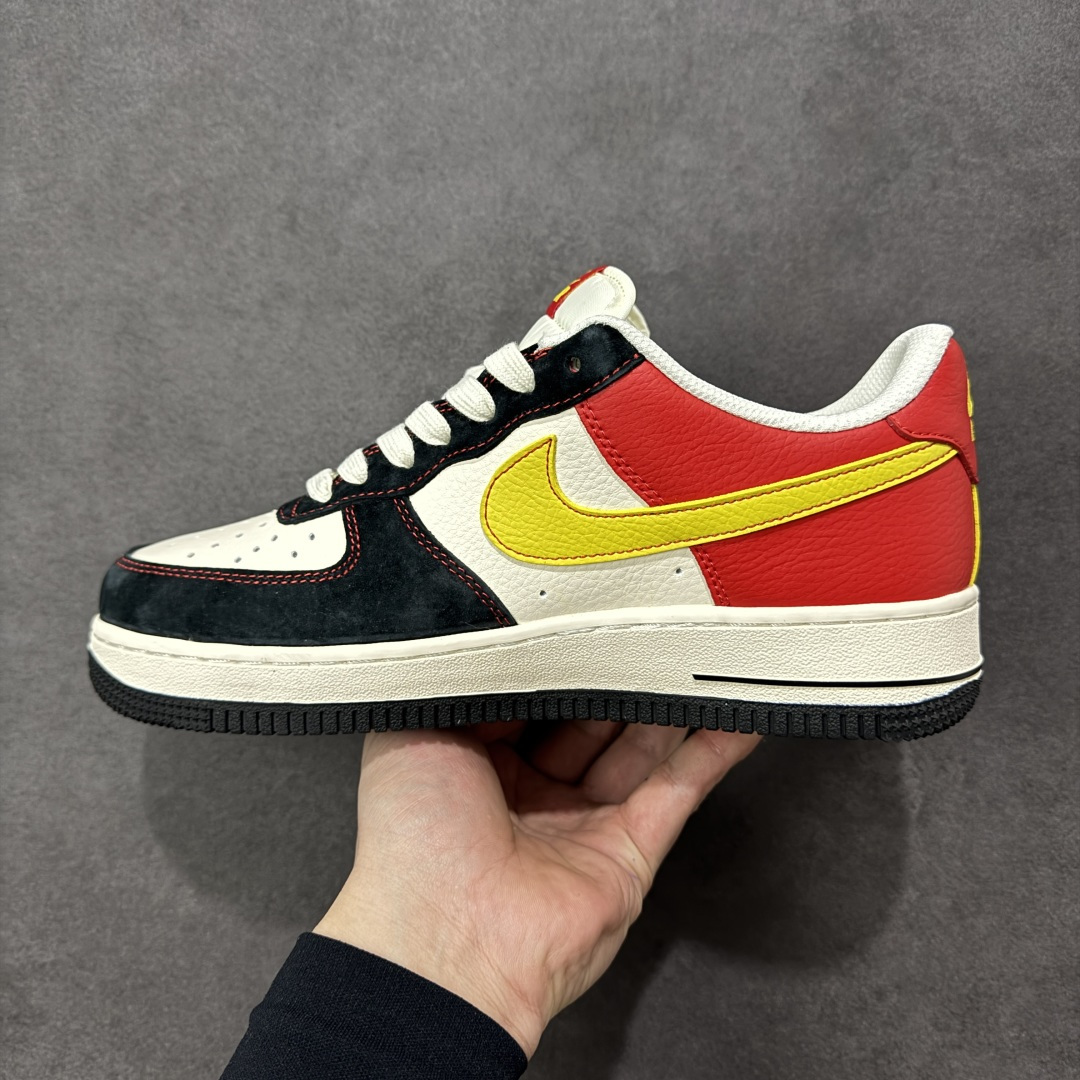图片[2]-【定制版】Nike Air Force 1 \’07 Low “马年限定-红金刺绣” 高端定制，采用皮革 + 麂皮复合拼接：鞋头、鞋身主体为细腻皮革（保证挺括度），鞋侧及后跟区域用藏青色麂皮（提升质感与复古氛围），不同材质通过精密车线锁边，接缝处做了包边处理，避免边缘磨损。鞋身拼接白 / 藏青 / 正红三色，麂皮 + 皮革材质质感拉满 低帮休闲板鞋 定制鞋盒 大厂纯原品质出货 超高清洁度 皮料切割干净无任何毛边 细节完美 货号：XD0028-002 尺码：36 36.5 37.5 38 38.5 39 40 40.5 41 42 42.5 43 44 44.5 45-选品中心