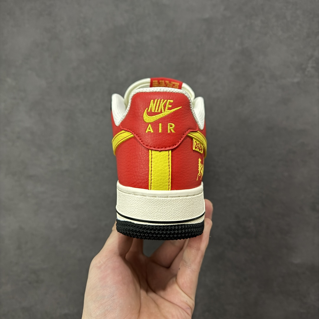 图片[4]-【定制版】Nike Air Force 1 \’07 Low “马年限定-红金刺绣” 高端定制，采用皮革 + 麂皮复合拼接：鞋头、鞋身主体为细腻皮革（保证挺括度），鞋侧及后跟区域用藏青色麂皮（提升质感与复古氛围），不同材质通过精密车线锁边，接缝处做了包边处理，避免边缘磨损。鞋身拼接白 / 藏青 / 正红三色，麂皮 + 皮革材质质感拉满 低帮休闲板鞋 定制鞋盒 大厂纯原品质出货 超高清洁度 皮料切割干净无任何毛边 细节完美 货号：XD0028-002 尺码：36 36.5 37.5 38 38.5 39 40 40.5 41 42 42.5 43 44 44.5 45-选品中心