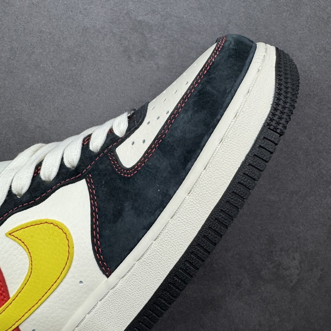 图片[5]-【定制版】Nike Air Force 1 \’07 Low “马年限定-红金刺绣” 高端定制，采用皮革 + 麂皮复合拼接：鞋头、鞋身主体为细腻皮革（保证挺括度），鞋侧及后跟区域用藏青色麂皮（提升质感与复古氛围），不同材质通过精密车线锁边，接缝处做了包边处理，避免边缘磨损。鞋身拼接白 / 藏青 / 正红三色，麂皮 + 皮革材质质感拉满 低帮休闲板鞋 定制鞋盒 大厂纯原品质出货 超高清洁度 皮料切割干净无任何毛边 细节完美 货号：XD0028-002 尺码：36 36.5 37.5 38 38.5 39 40 40.5 41 42 42.5 43 44 44.5 45-选品中心