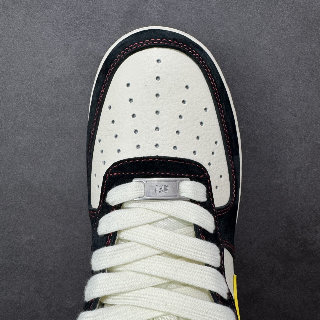 图片[8]-【定制版】Nike Air Force 1 \’07 Low “马年限定-红金刺绣” 高端定制，采用皮革 + 麂皮复合拼接：鞋头、鞋身主体为细腻皮革（保证挺括度），鞋侧及后跟区域用藏青色麂皮（提升质感与复古氛围），不同材质通过精密车线锁边，接缝处做了包边处理，避免边缘磨损。鞋身拼接白 / 藏青 / 正红三色，麂皮 + 皮革材质质感拉满 低帮休闲板鞋 定制鞋盒 大厂纯原品质出货 超高清洁度 皮料切割干净无任何毛边 细节完美 货号：XD0028-002 尺码：36 36.5 37.5 38 38.5 39 40 40.5 41 42 42.5 43 44 44.5 45-选品中心
