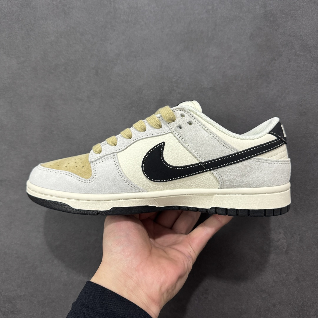 图片[2]-【定制版】Nike SB Dunk Low 【LX1988-811・马年限定履】 “金鬃踏春，这双「马形挂坠鞋」直接锁死新年好运” 鞋身：米白拼浅棕，是马鬃落满暖光；黑边勾金印，把 “马到成功” 刻进细节 挂坠：金属小马 + 吉纹饰牌，每一步都带着 “蹄疾运开” 的底气 鞋盒：满印跃马纹，开箱就接「一马平川」的新年吉兆 尺码：36-45半 编码：CCB320330-选品中心