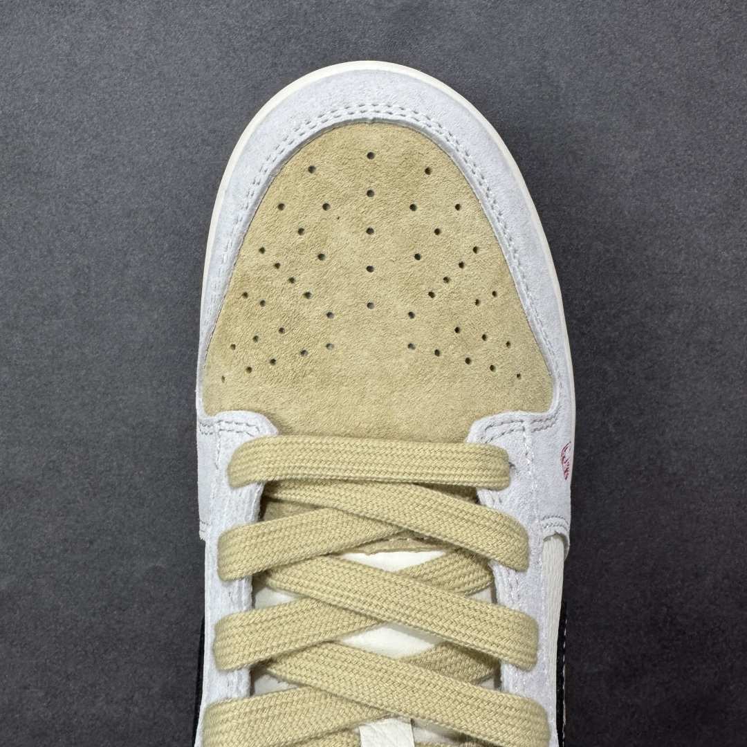 图片[8]-【定制版】Nike SB Dunk Low 【LX1988-811・马年限定履】 “金鬃踏春，这双「马形挂坠鞋」直接锁死新年好运” 鞋身：米白拼浅棕，是马鬃落满暖光；黑边勾金印，把 “马到成功” 刻进细节 挂坠：金属小马 + 吉纹饰牌，每一步都带着 “蹄疾运开” 的底气 鞋盒：满印跃马纹，开箱就接「一马平川」的新年吉兆 尺码：36-45半 编码：CCB320330-选品中心