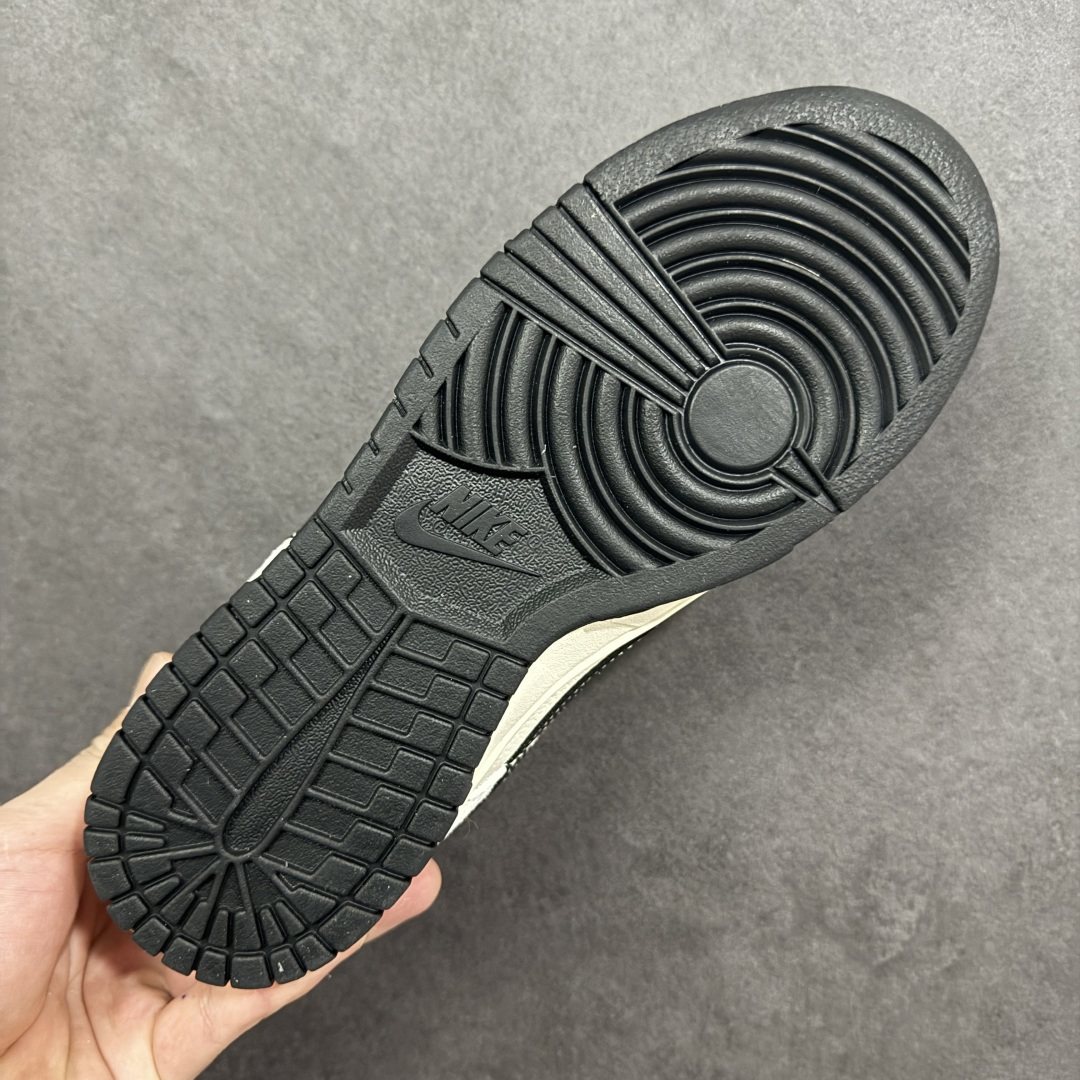 图片[9]-【定制版】Nike SB Dunk Low 【LX1988-811・马年限定履】 “金鬃踏春，这双「马形挂坠鞋」直接锁死新年好运” 鞋身：米白拼浅棕，是马鬃落满暖光；黑边勾金印，把 “马到成功” 刻进细节 挂坠：金属小马 + 吉纹饰牌，每一步都带着 “蹄疾运开” 的底气 鞋盒：满印跃马纹，开箱就接「一马平川」的新年吉兆 尺码：36-45半 编码：CCB320330-选品中心