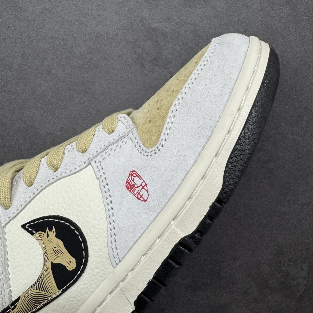 图片[5]-【定制版】Nike SB Dunk Low 【LX1988-811・马年限定履】 “金鬃踏春，这双「马形挂坠鞋」直接锁死新年好运” 鞋身：米白拼浅棕，是马鬃落满暖光；黑边勾金印，把 “马到成功” 刻进细节 挂坠：金属小马 + 吉纹饰牌，每一步都带着 “蹄疾运开” 的底气 鞋盒：满印跃马纹，开箱就接「一马平川」的新年吉兆 尺码：36-45半 编码：CCB320330-选品中心