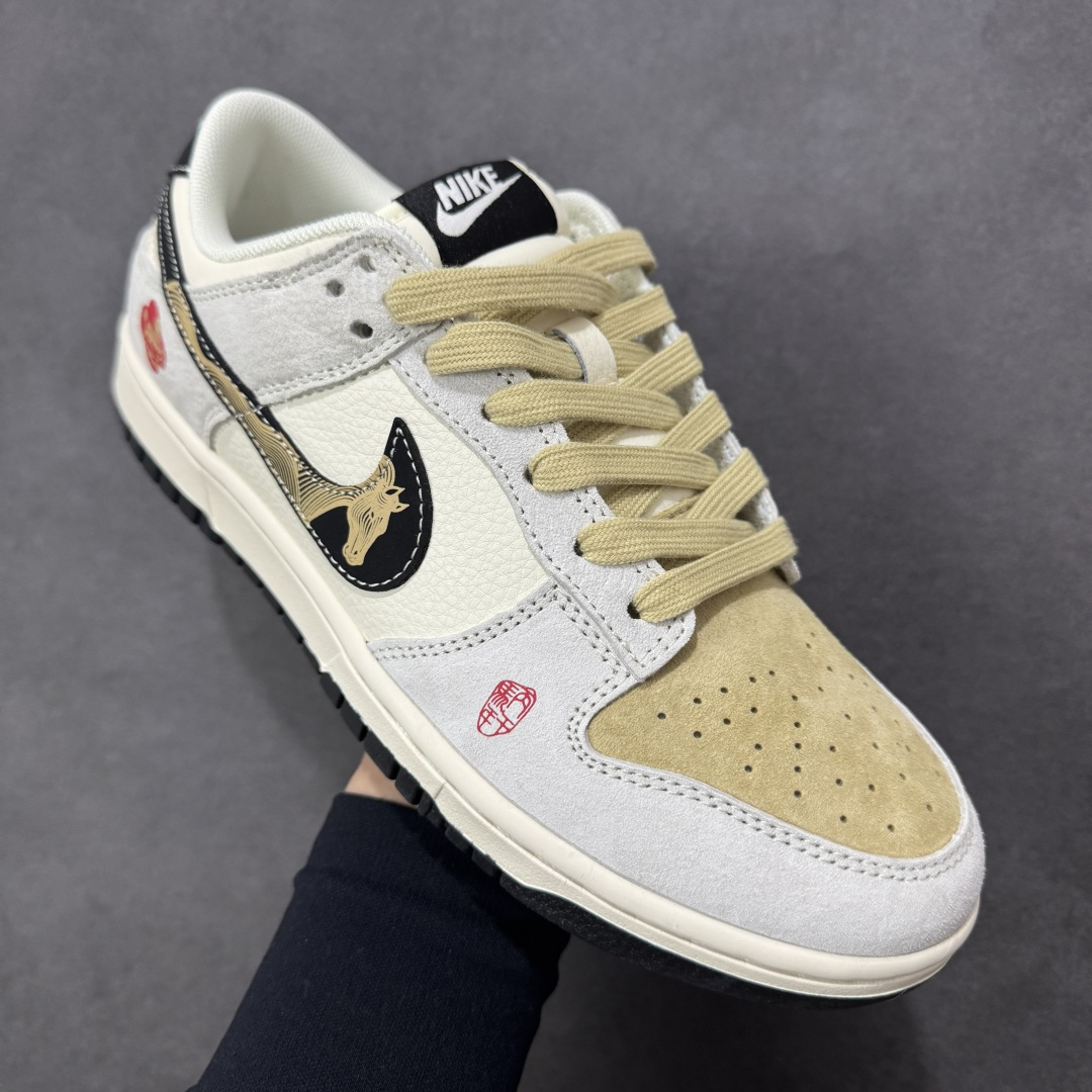 图片[3]-【定制版】Nike SB Dunk Low 【LX1988-811・马年限定履】 “金鬃踏春，这双「马形挂坠鞋」直接锁死新年好运” 鞋身：米白拼浅棕，是马鬃落满暖光；黑边勾金印，把 “马到成功” 刻进细节 挂坠：金属小马 + 吉纹饰牌，每一步都带着 “蹄疾运开” 的底气 鞋盒：满印跃马纹，开箱就接「一马平川」的新年吉兆 尺码：36-45半 编码：CCB320330-选品中心