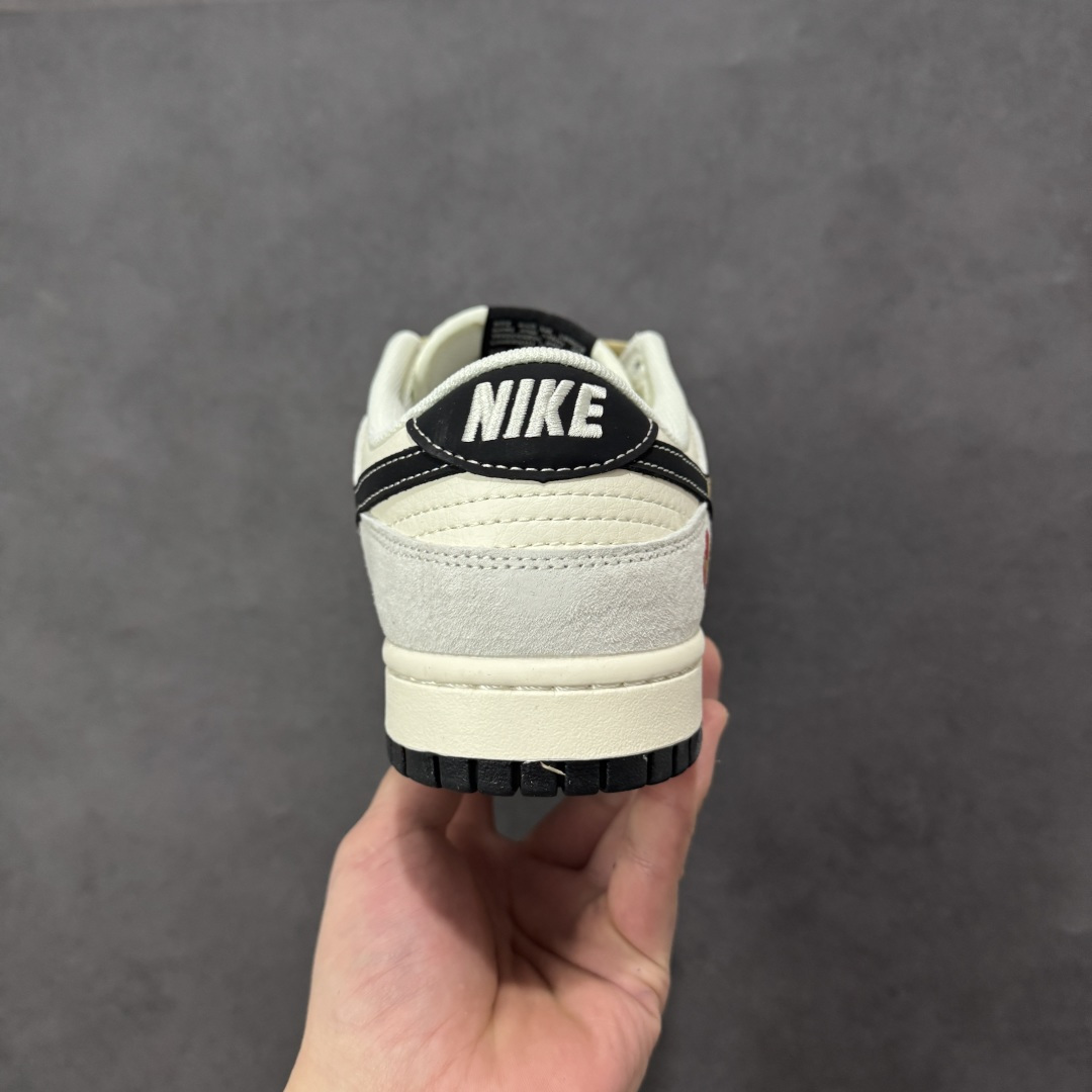 图片[4]-【定制版】Nike SB Dunk Low 【LX1988-811・马年限定履】 “金鬃踏春，这双「马形挂坠鞋」直接锁死新年好运” 鞋身：米白拼浅棕，是马鬃落满暖光；黑边勾金印，把 “马到成功” 刻进细节 挂坠：金属小马 + 吉纹饰牌，每一步都带着 “蹄疾运开” 的底气 鞋盒：满印跃马纹，开箱就接「一马平川」的新年吉兆 尺码：36-45半 编码：CCB320330-选品中心