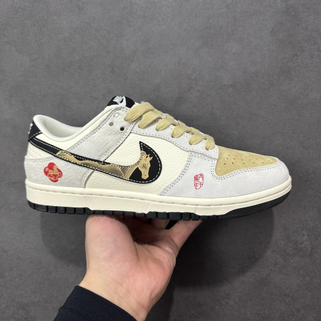 【定制版】Nike SB Dunk Low 【LX1988-811・马年限定履】 “金鬃踏春，这双「马形挂坠鞋」直接锁死新年好运” 鞋身：米白拼浅棕，是马鬃落满暖光；黑边勾金印，把 “马到成功” 刻进细节 挂坠：金属小马 + 吉纹饰牌，每一步都带着 “蹄疾运开” 的底气 鞋盒：满印跃马纹，开箱就接「一马平川」的新年吉兆 尺码：36-45半 编码：CCB320330-选品中心
