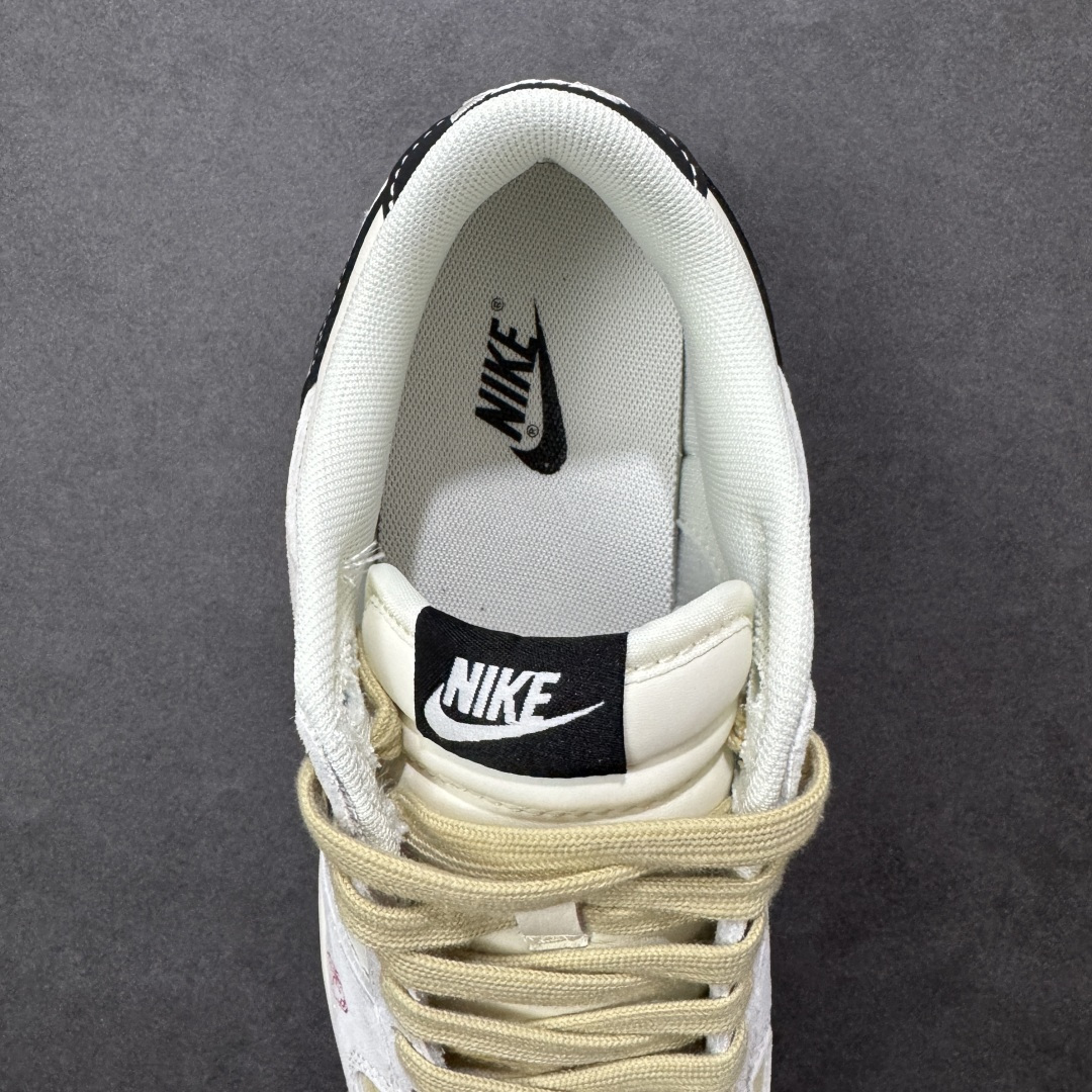 图片[7]-【定制版】Nike SB Dunk Low 【LX1988-811・马年限定履】 “金鬃踏春，这双「马形挂坠鞋」直接锁死新年好运” 鞋身：米白拼浅棕，是马鬃落满暖光；黑边勾金印，把 “马到成功” 刻进细节 挂坠：金属小马 + 吉纹饰牌，每一步都带着 “蹄疾运开” 的底气 鞋盒：满印跃马纹，开箱就接「一马平川」的新年吉兆 尺码：36-45半 编码：CCB320330-选品中心