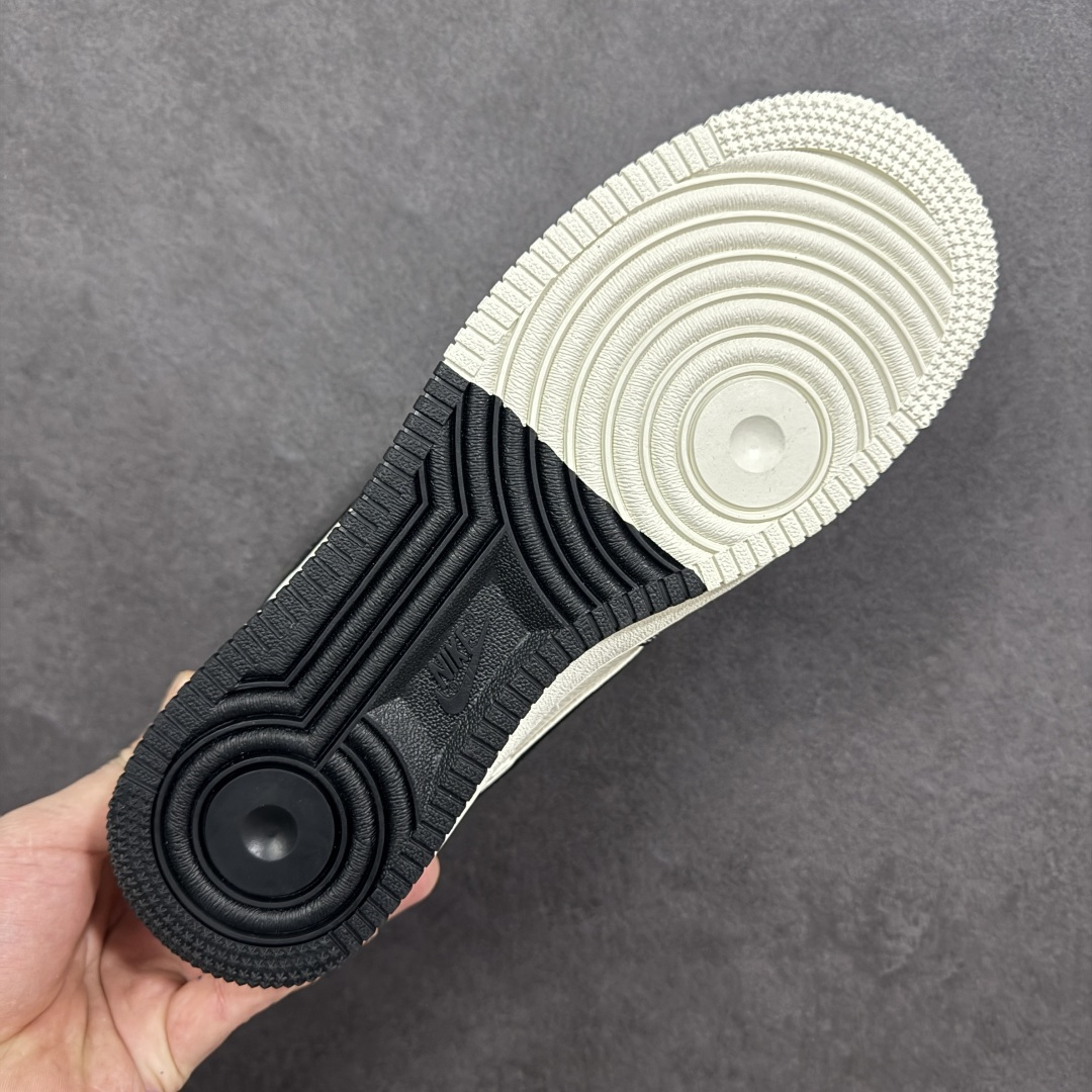 图片[9]-【定制版】Nike Air Force 1 Low 07 马年限定 当街头传奇遇上高奢经典，这双鞋以米白为主调，辅以深邃黑与炽热红，将两大品牌的标志性元素完美融合。每一处细节都诉说着不凡的出身，让你在迈步间，轻松诠释潮流与奢华的双重魅力。 货号： CS5288-722 尺码：36 36.5 37.5 38 38.5 39 40 40.5 41 42 42.5 43 44 44.5 45-选品中心